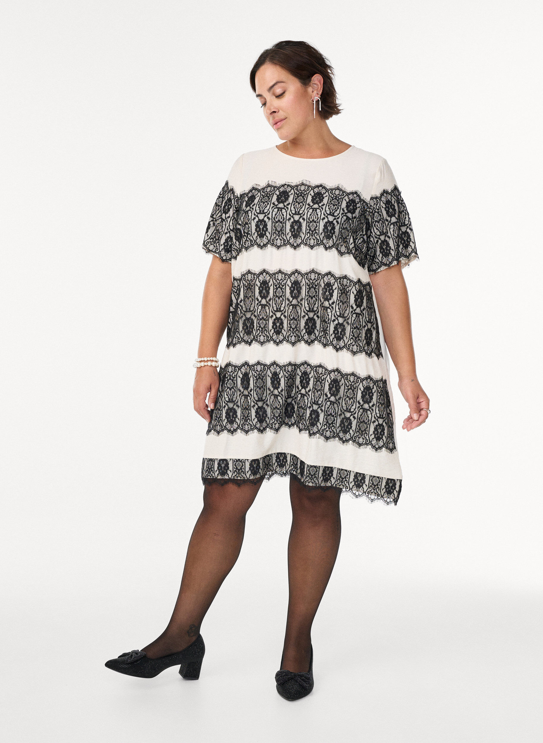 Zizzi Kort kjole med kontrasterende blonderpaneler, Beige, Model image number 1