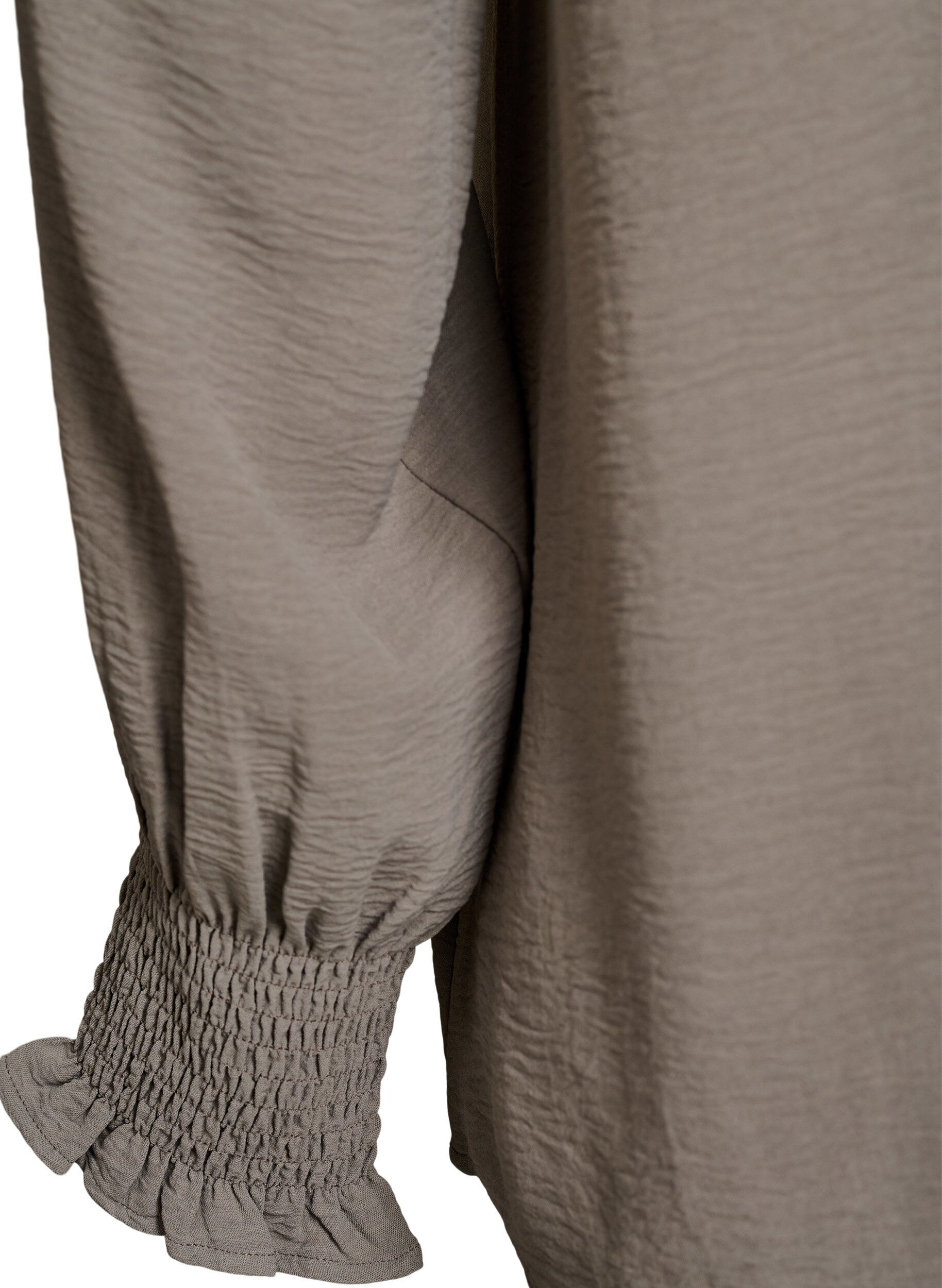 Zizzi Bluse med smockmansjetter og V-hals, Beige, Packshot image number 3