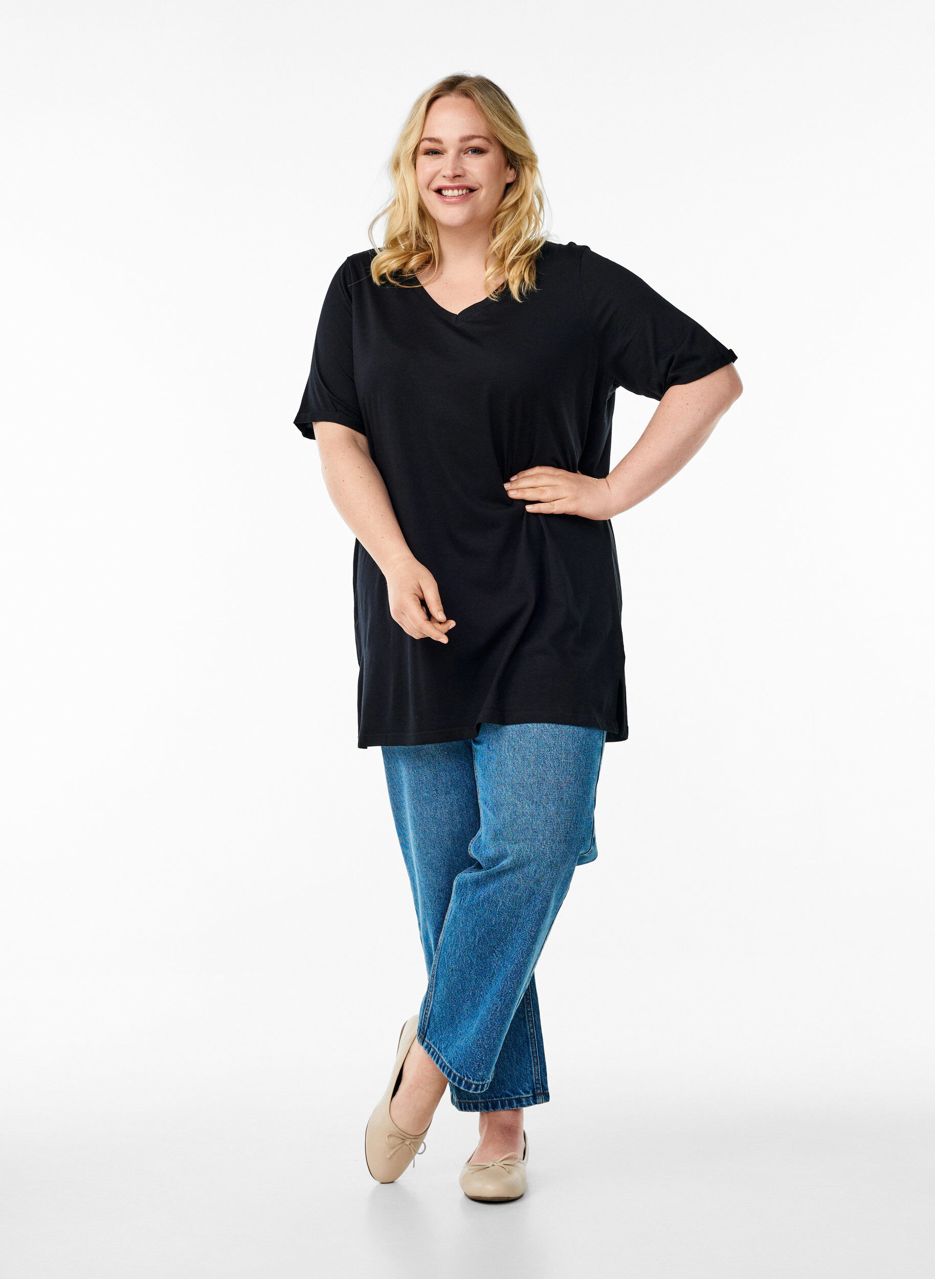 Zizzi Ensfarget oversized t-skjorte med V-hals, Svart, Model image number 1