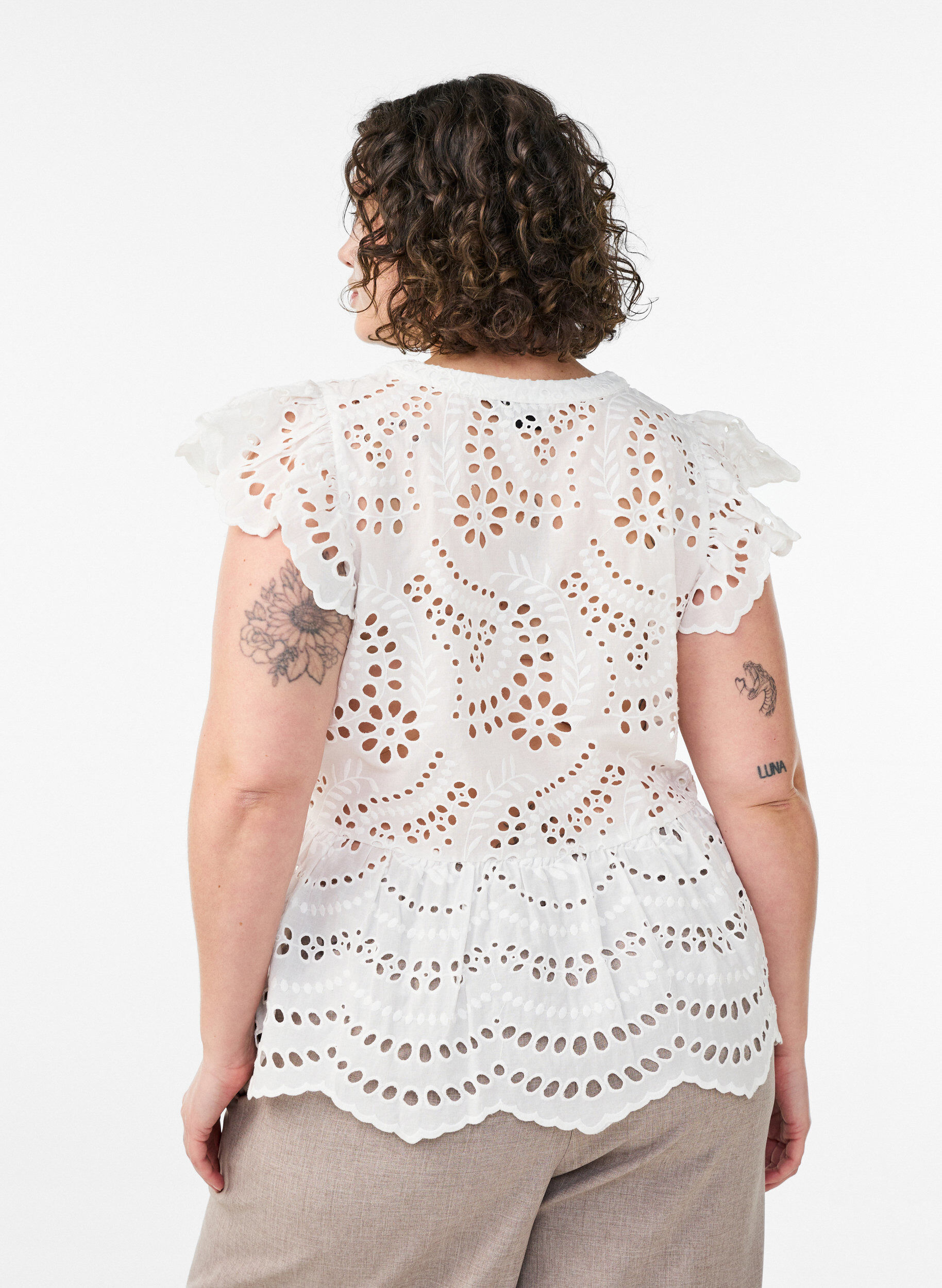 Zizzi Ermel&oslash;s bluse i broderie anglaise med volanger, Hvit, Model image number 2