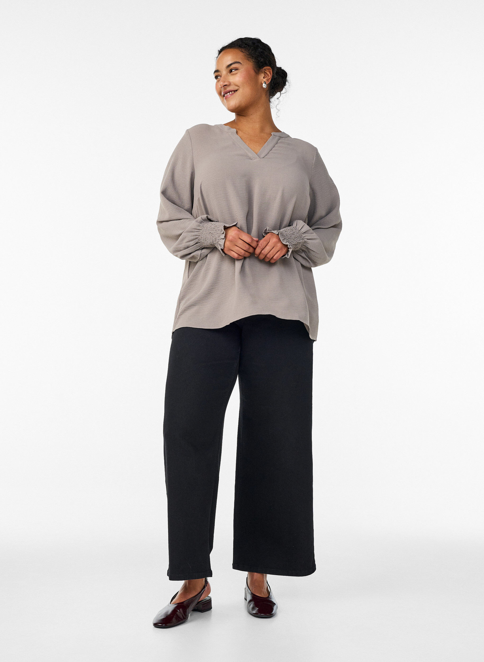 ZizziBluse med smockmansjetter og V-hals, Beige, Model image number 1