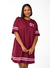 Kort T-skjortekjole med sporty detaljer, Mørk Bordeaux Kort T-skjortekjole med sporty detaljer, Mørk Bordeaux, Model
