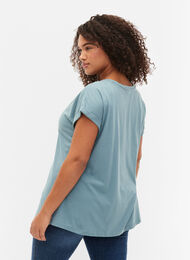 Kortermet T-skjorte i bomullsblanding, Smoke Blue, Model