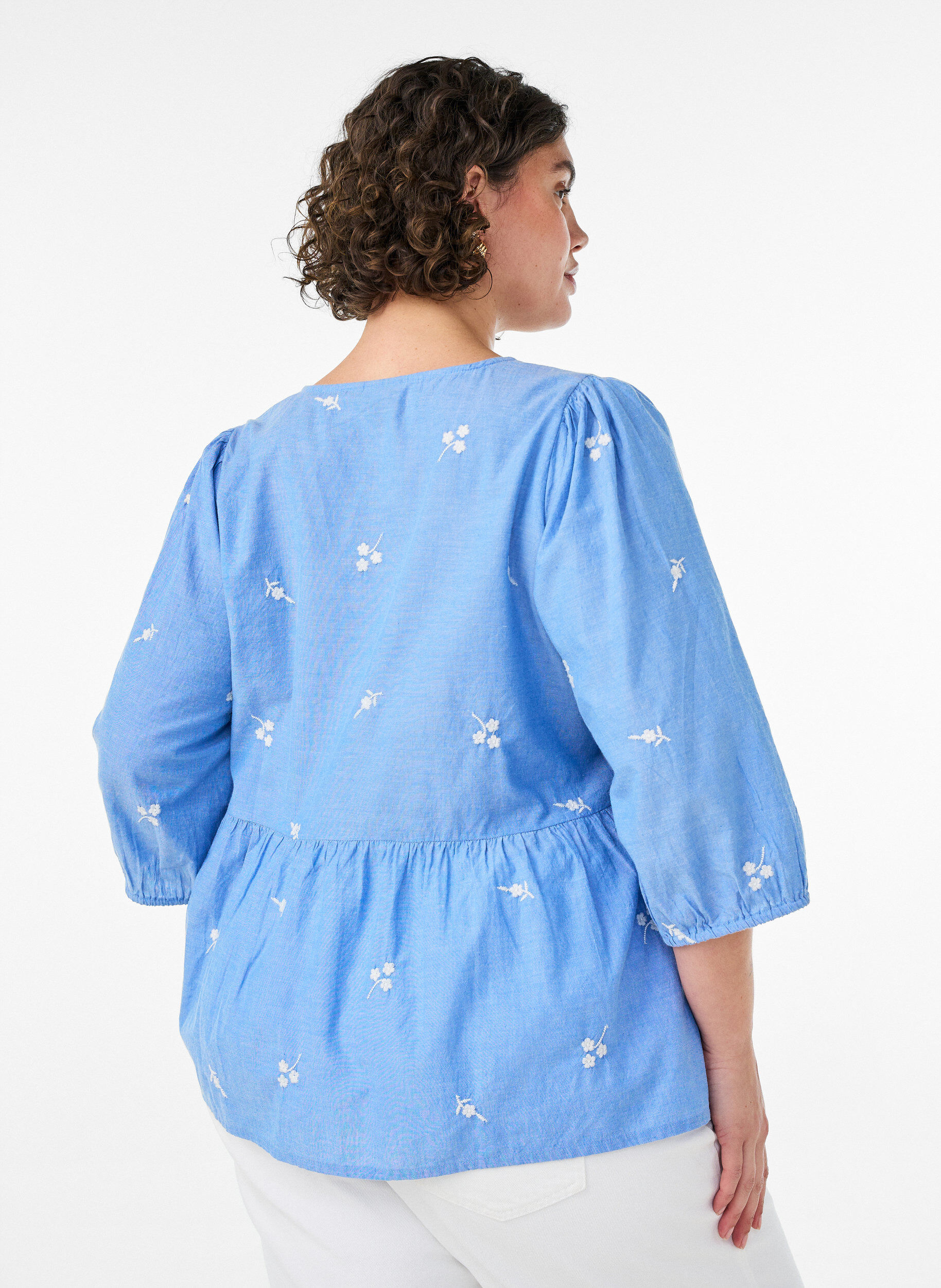 ZizziBluse i bomull med broderte blomster og knappelukking, Bl&aring;, Model image number 2