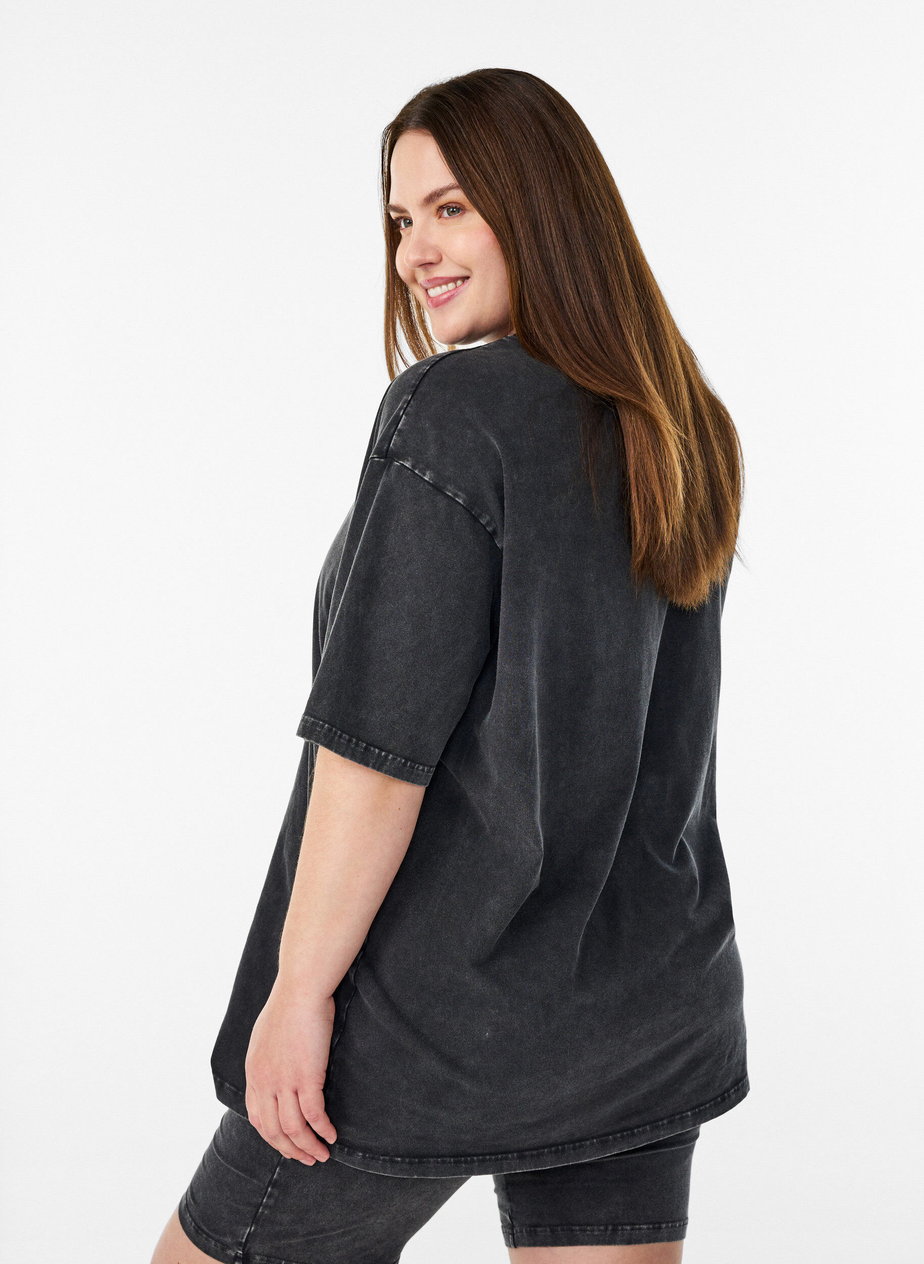 Zizzi Sporty bomulls-T-skjorte med et vasket utseende, Svart, Model image number 2