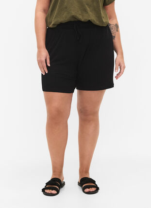 Løs shorts i viskose med ribb, Black, Model image number 2
