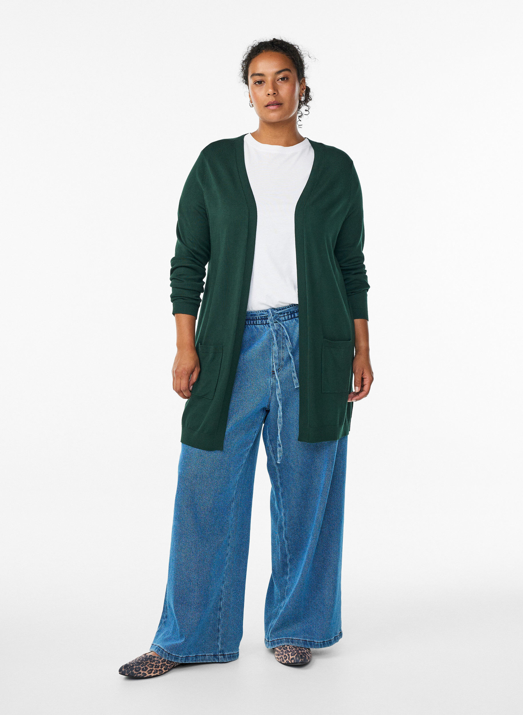 Zizzi Lang, strikket cardigan i en viskoseblanding, Gr&oslash;nn, Model image number 1