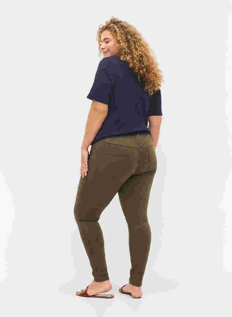 Super slim Amy jeans med høyt liv, Forest Ngt, Model