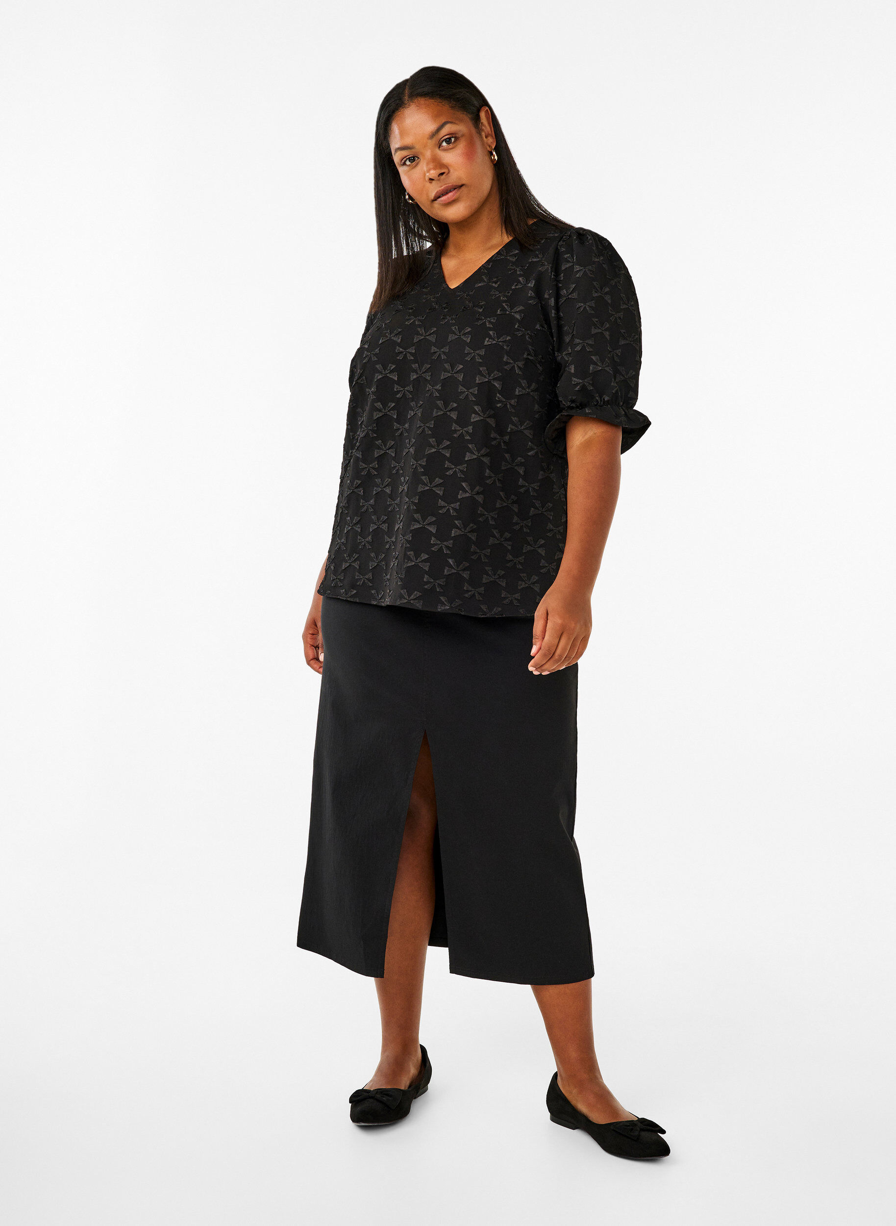 Zizzi Kortermet jacquard-bluse med sl&oslash;yfer, Black W. Bow, Model image number 2