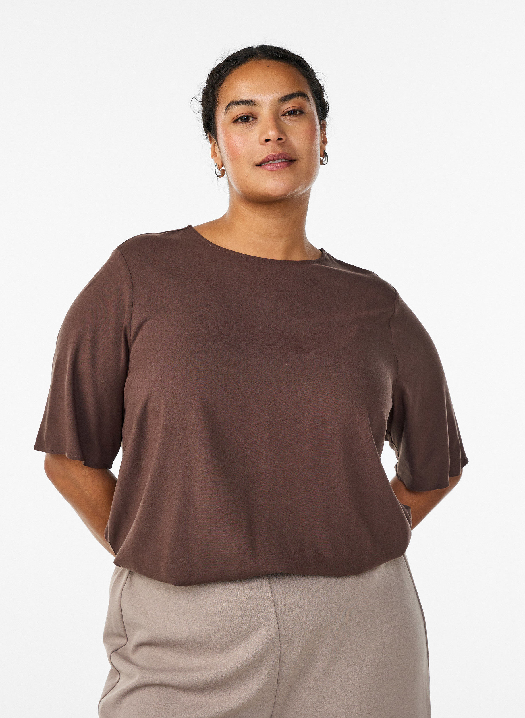 Vevet bluse med korte ermer og rund hals, Brun, Model