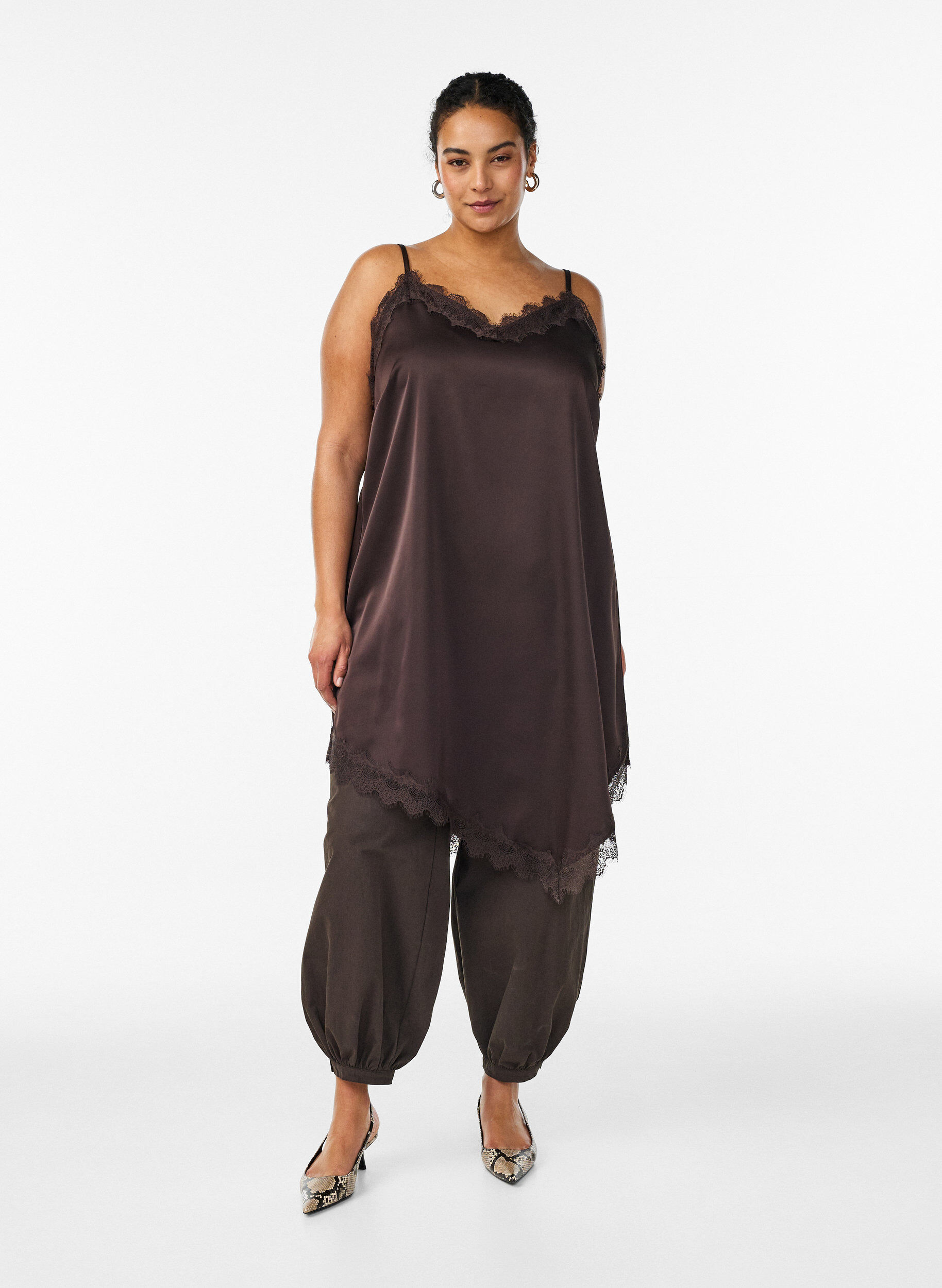 Zizzi Kjole i satinlook med blondekant, Brun, Model image number 1