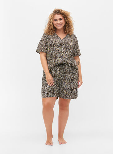 Mønstrete shorts i viskose, Black Flower AOP, Model image number 3