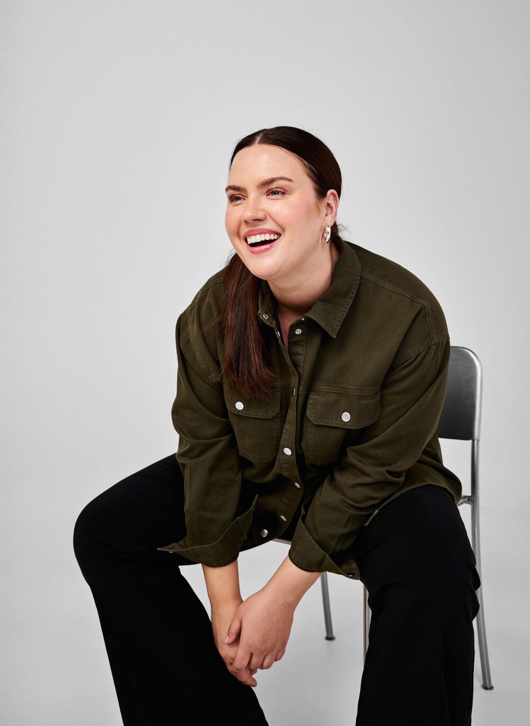 Zizzi Ensfarget dongeriskjorte med brystlommer, Forest Night, Image image number 0