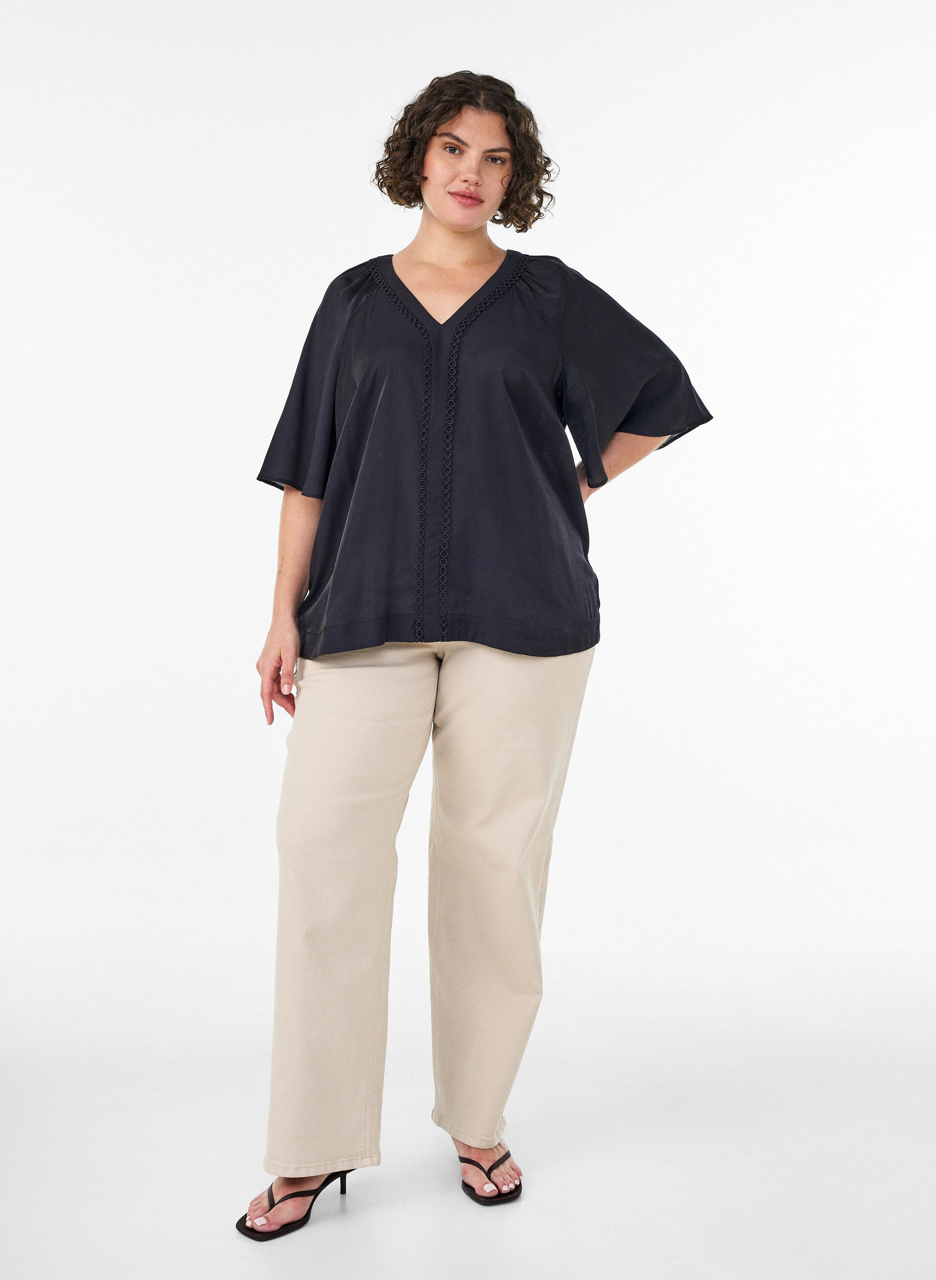 ZizziViskose bluse med V-hals og dekorative detaljer, Svart, Model image number 1