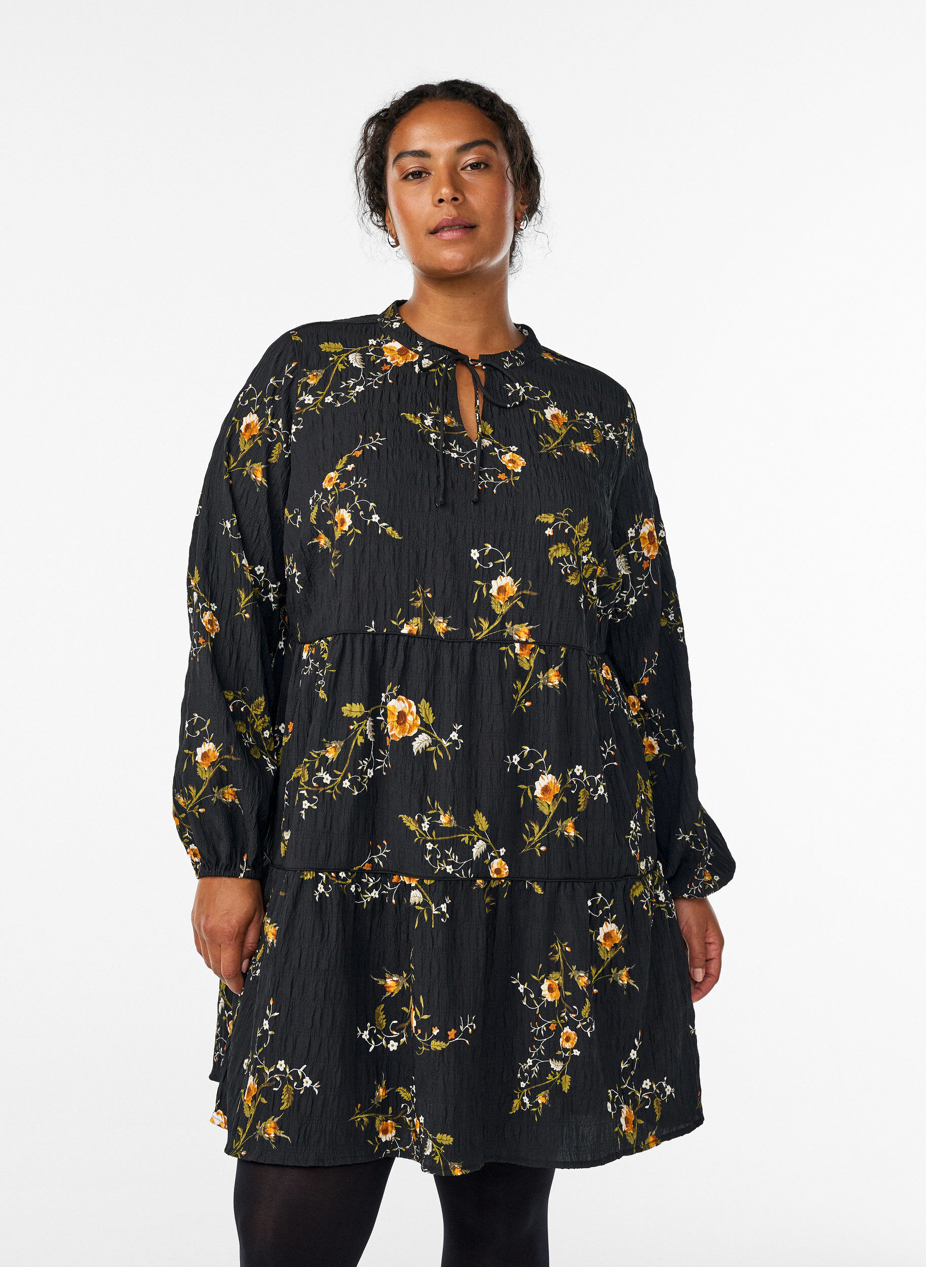 ZizziBlomsterm&oslash;nstret kjole med knytelukking, Svart, Model image number 0