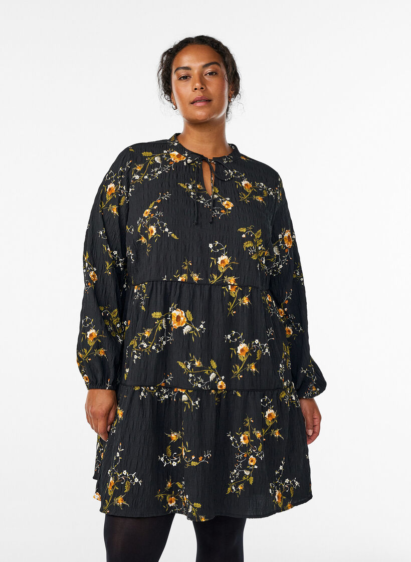 Blomsterm&oslash;nstret kjole med knytelukking, Svart, Model image number 0