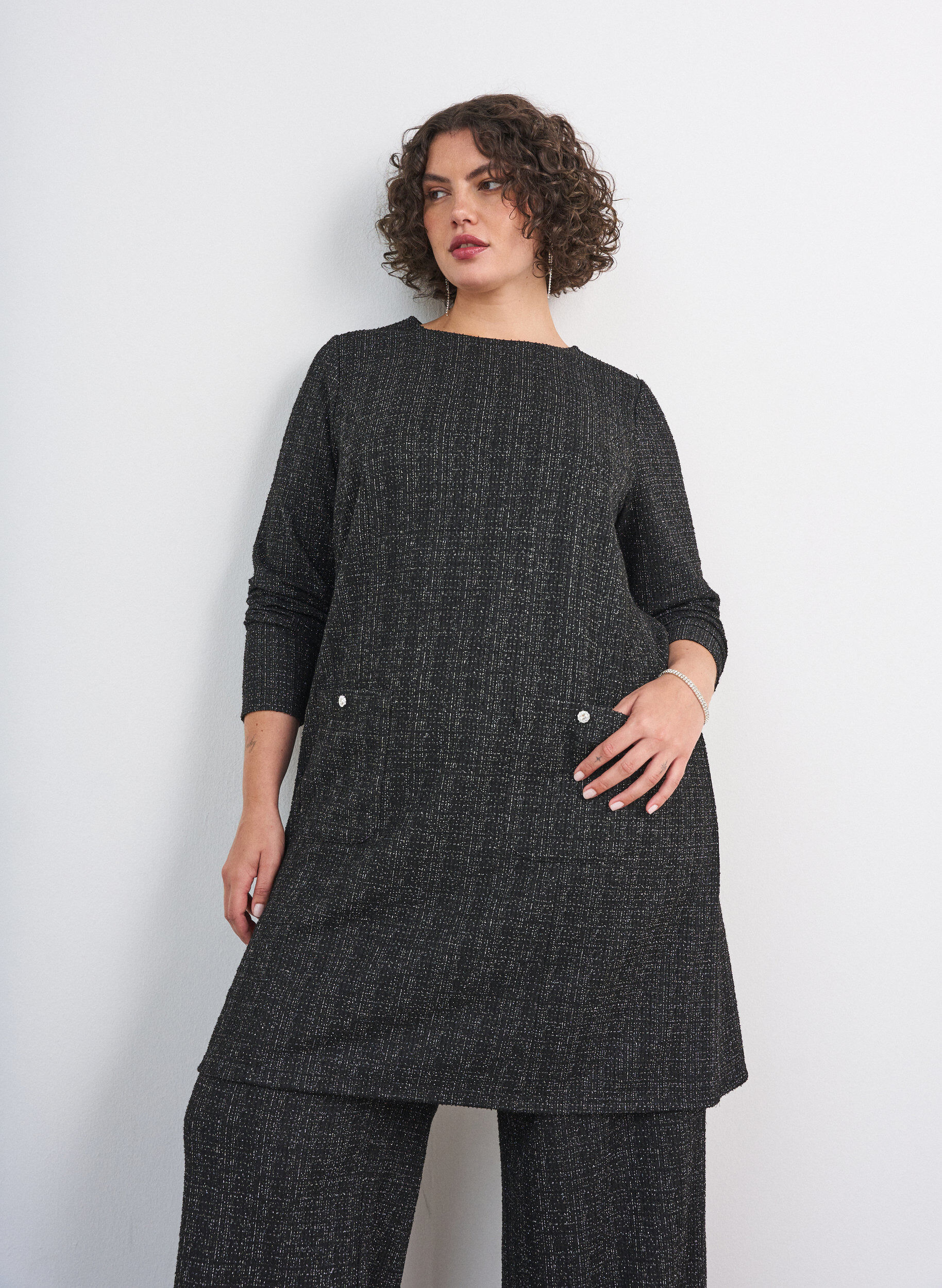 Kort kjole med boucl&eacute; tekstur og glittertr&aring;der, Svart, Model
