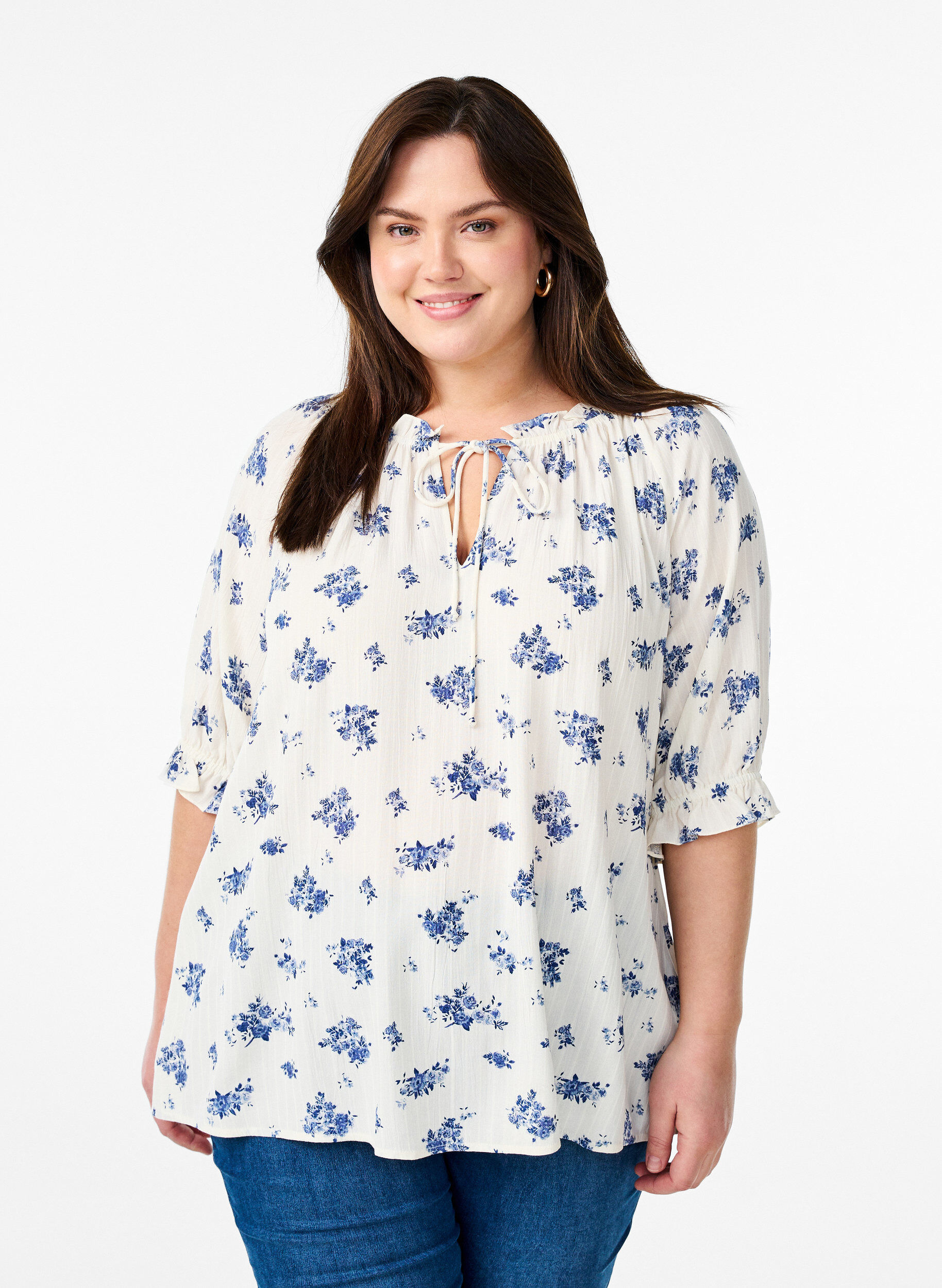 Zizzi Blomstret viskosebluse med halvlange ermer, Hvit, Model image number 0