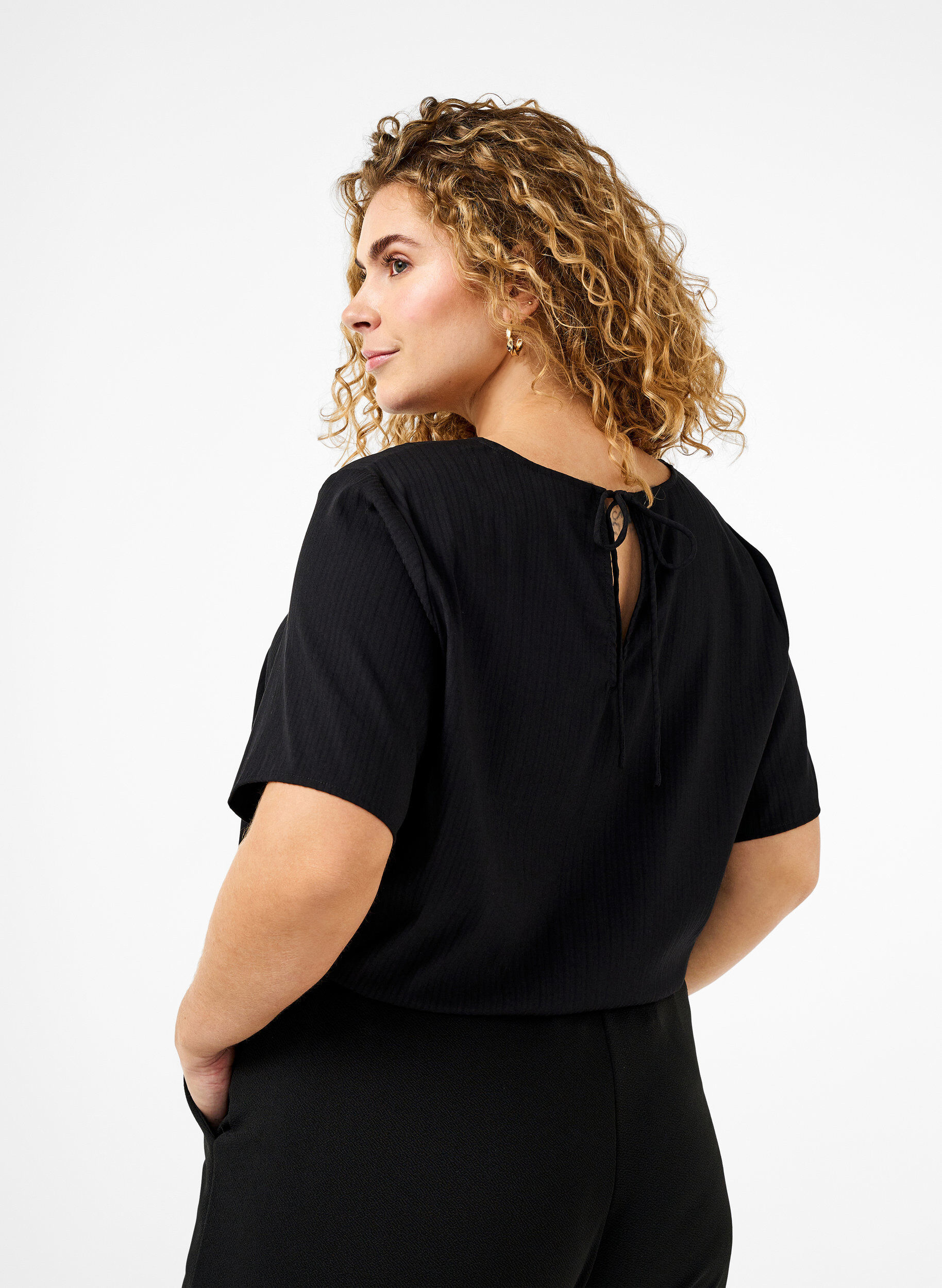 Zizzi Kortermet bluse i viskose med knyteb&aring;nd, Black, Model image number 1