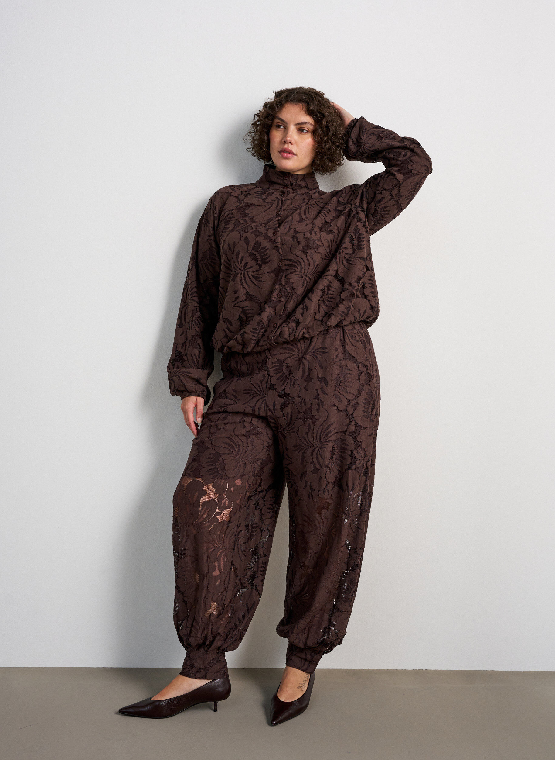 ZizziBomberjakke med blomstrete jacquardm&oslash;nster, Brun, Model image number 1