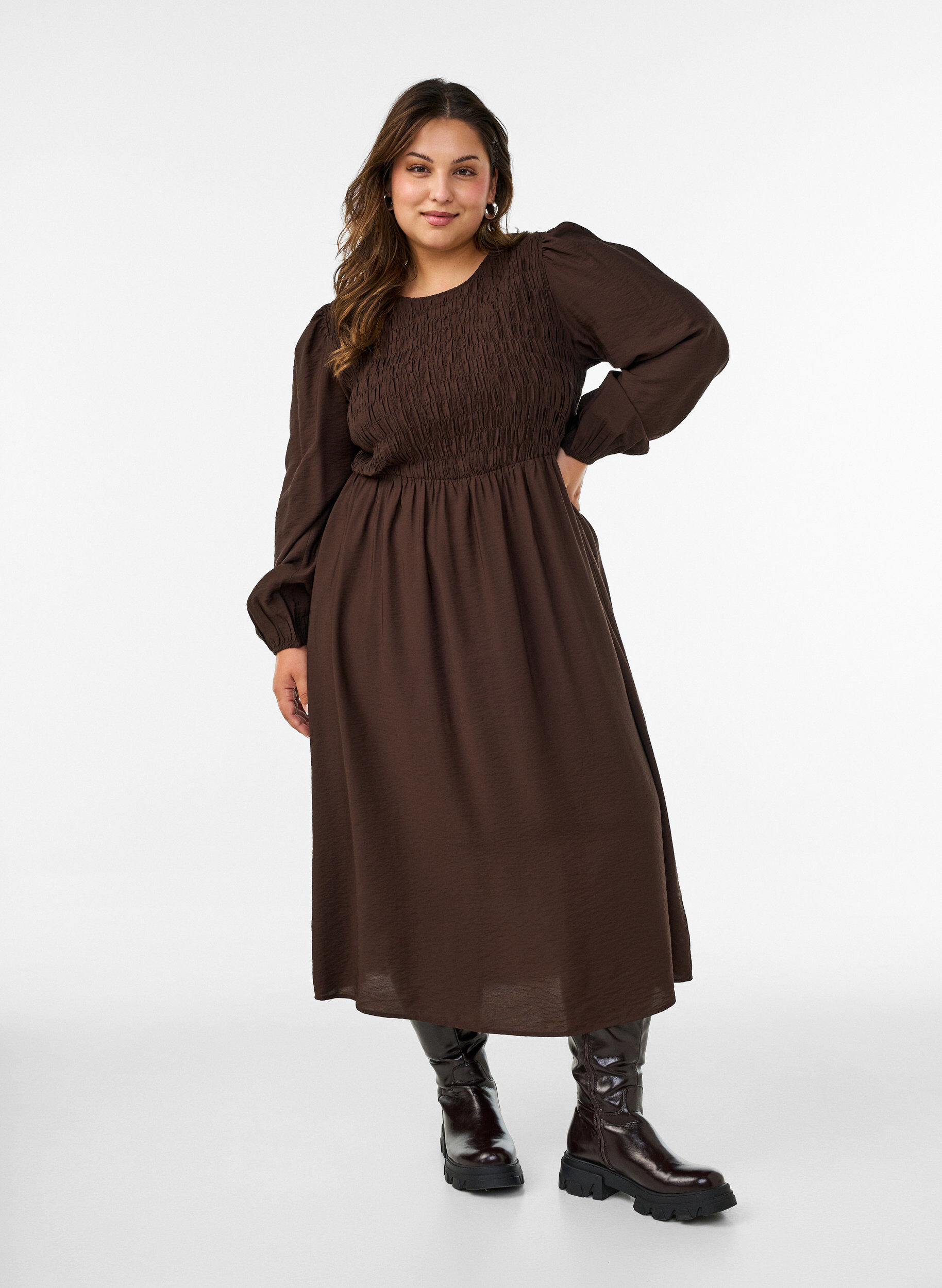 Midikjole i viskose med smocking, Brun, Model