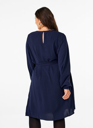 Zizzi Kort, strukturert kjole med knytebelte, Navy Blazer, Model image number 1