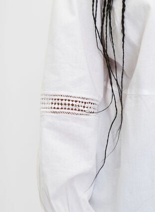 Skjortebluse med volang krage og heklet bånd, Bright White, Model image number 3