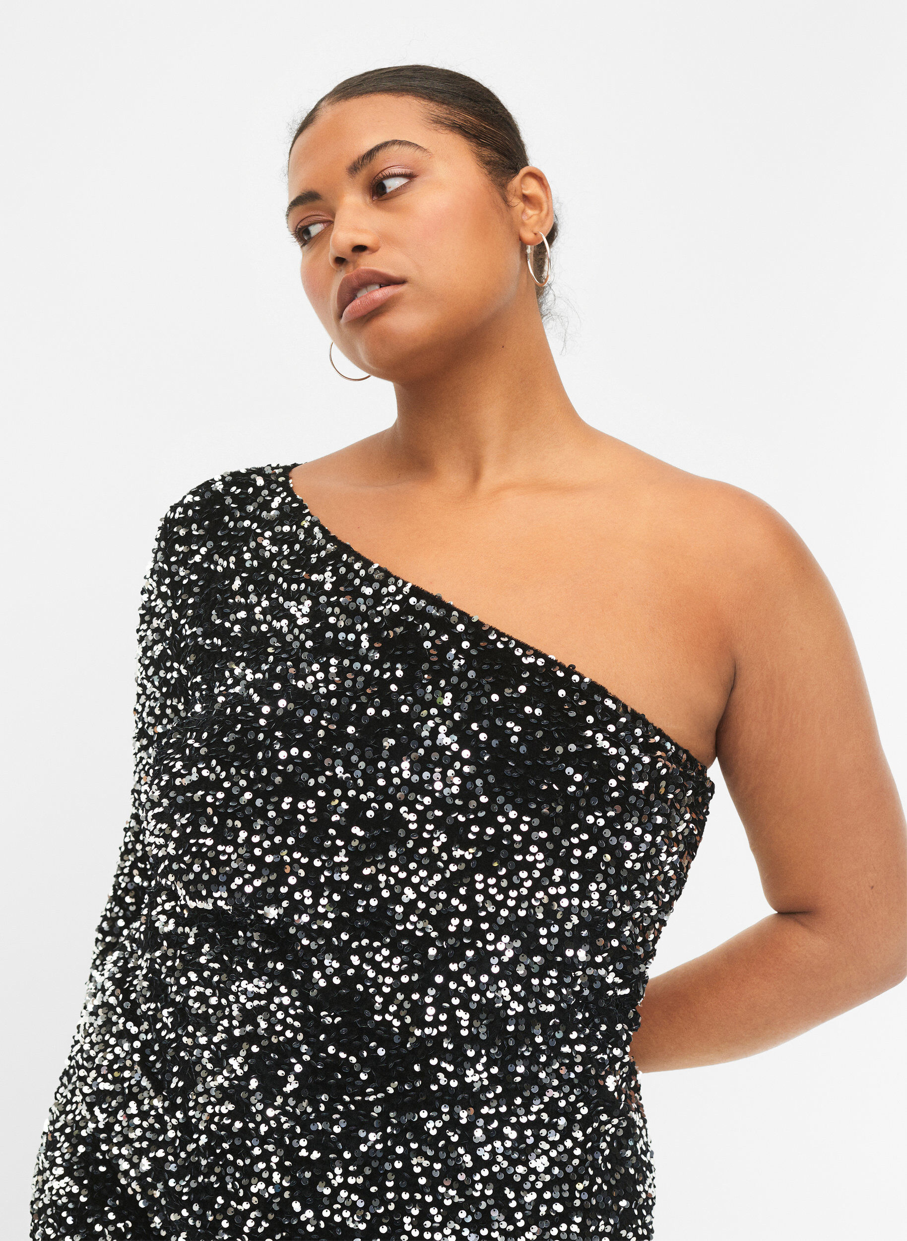 Zizzi Kort one-shoulder-kjole med paljetter, Black/Silver Sequins, Model image number 2