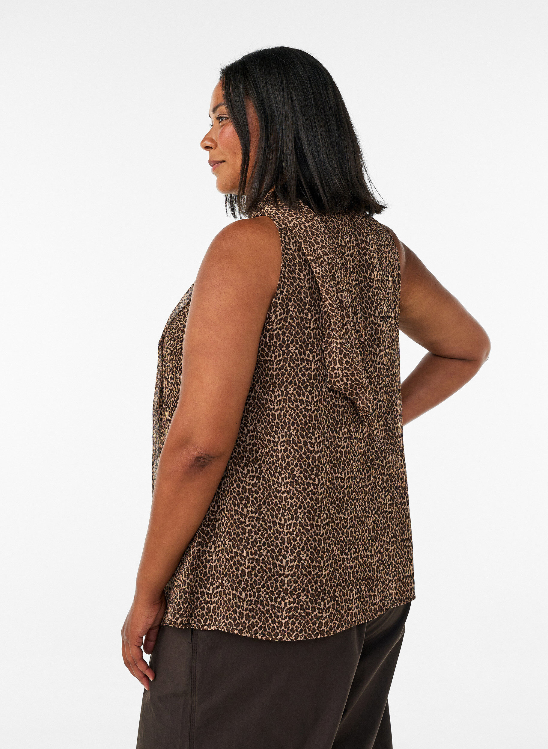 ZizziBluse med h&oslash;y hals uten ermer og sl&oslash;yfe, Brun, Model image number 2