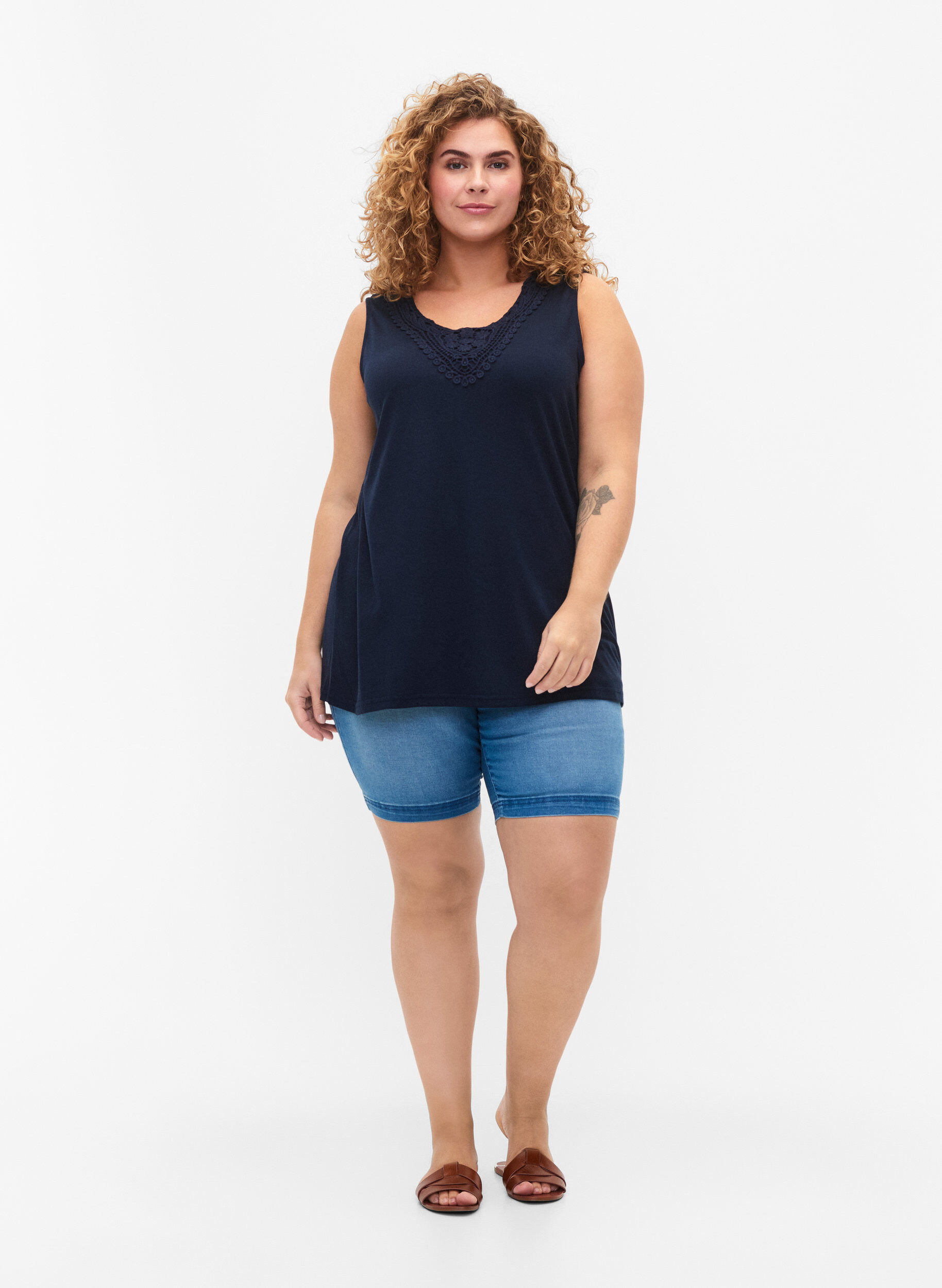 Zizzi Ermel&oslash;s topp med blonder, Total Eclipse, Model image number 2