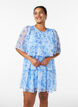 Kort kjole i chiffonlook med blomsterprint og volanger, Bl&aring;, Model image number 0