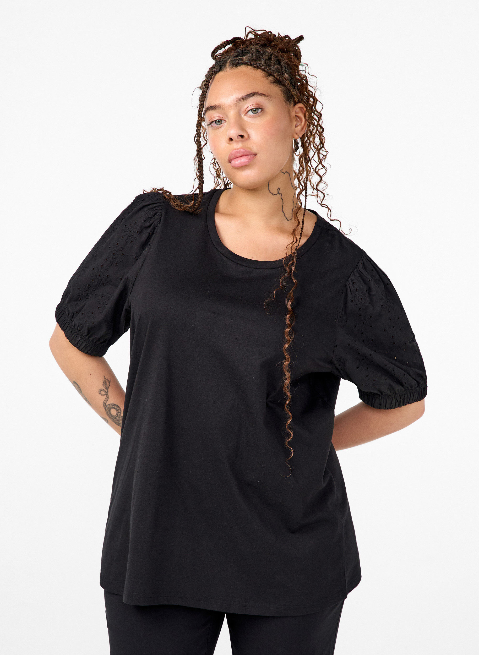 Zizzi Bluse i &oslash;kologisk bomull med broderi anglaise ermer, Black, Model image number 0