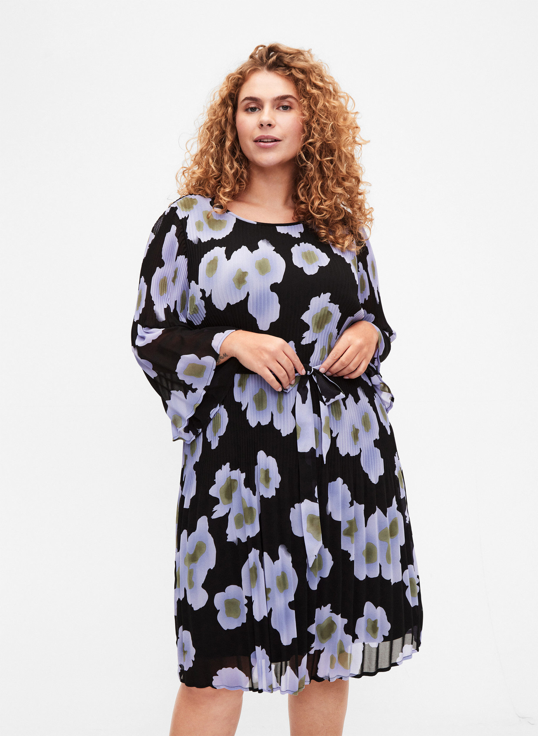 Zizzi Trykt plisseringskjole med knyteb&aring;nd, Black w. Floral, Model image number 0