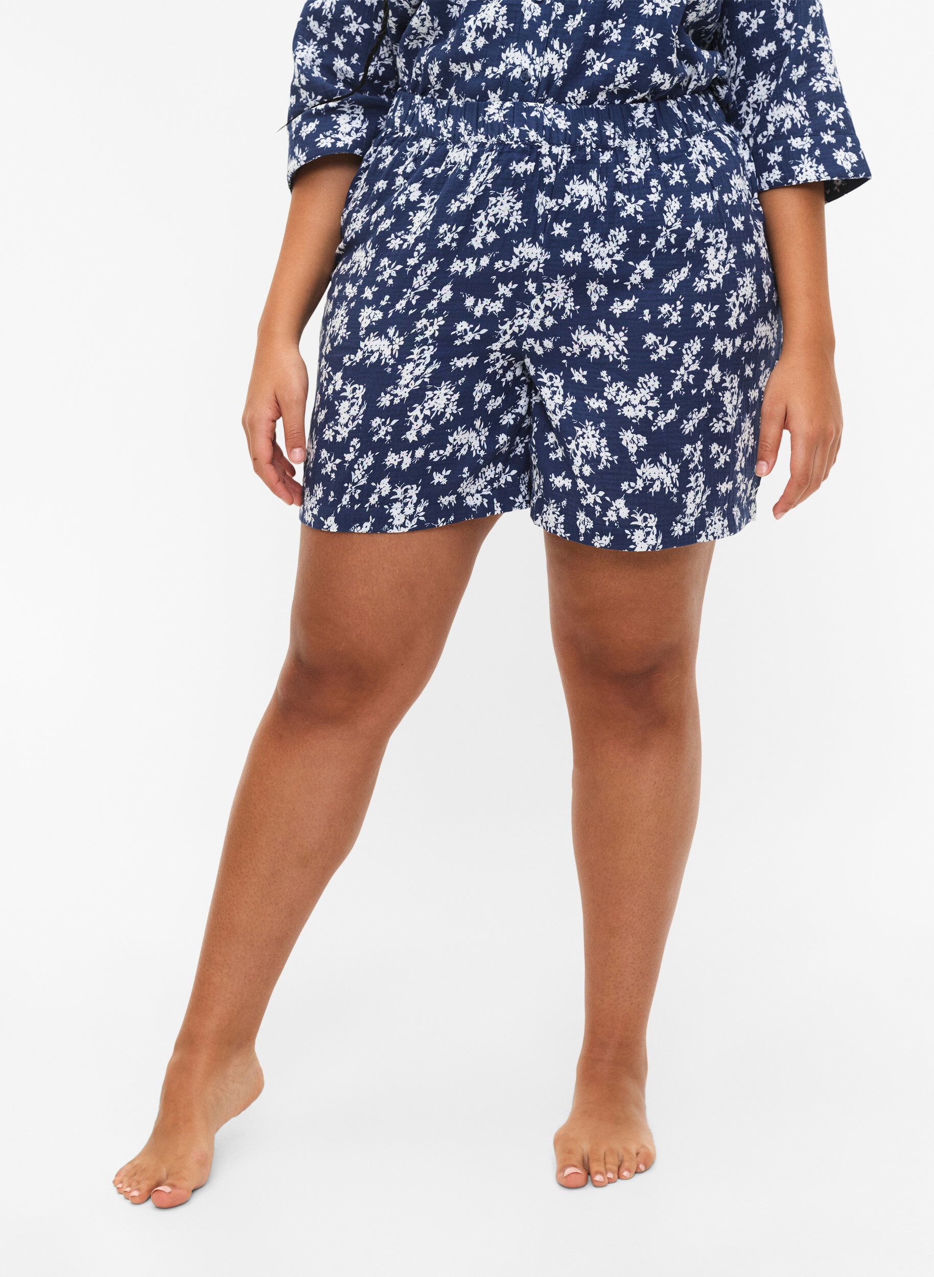 Zizzi Pysjamasshorts i bomull med blomster, V. Indigo Flower AOP, Model image number 2