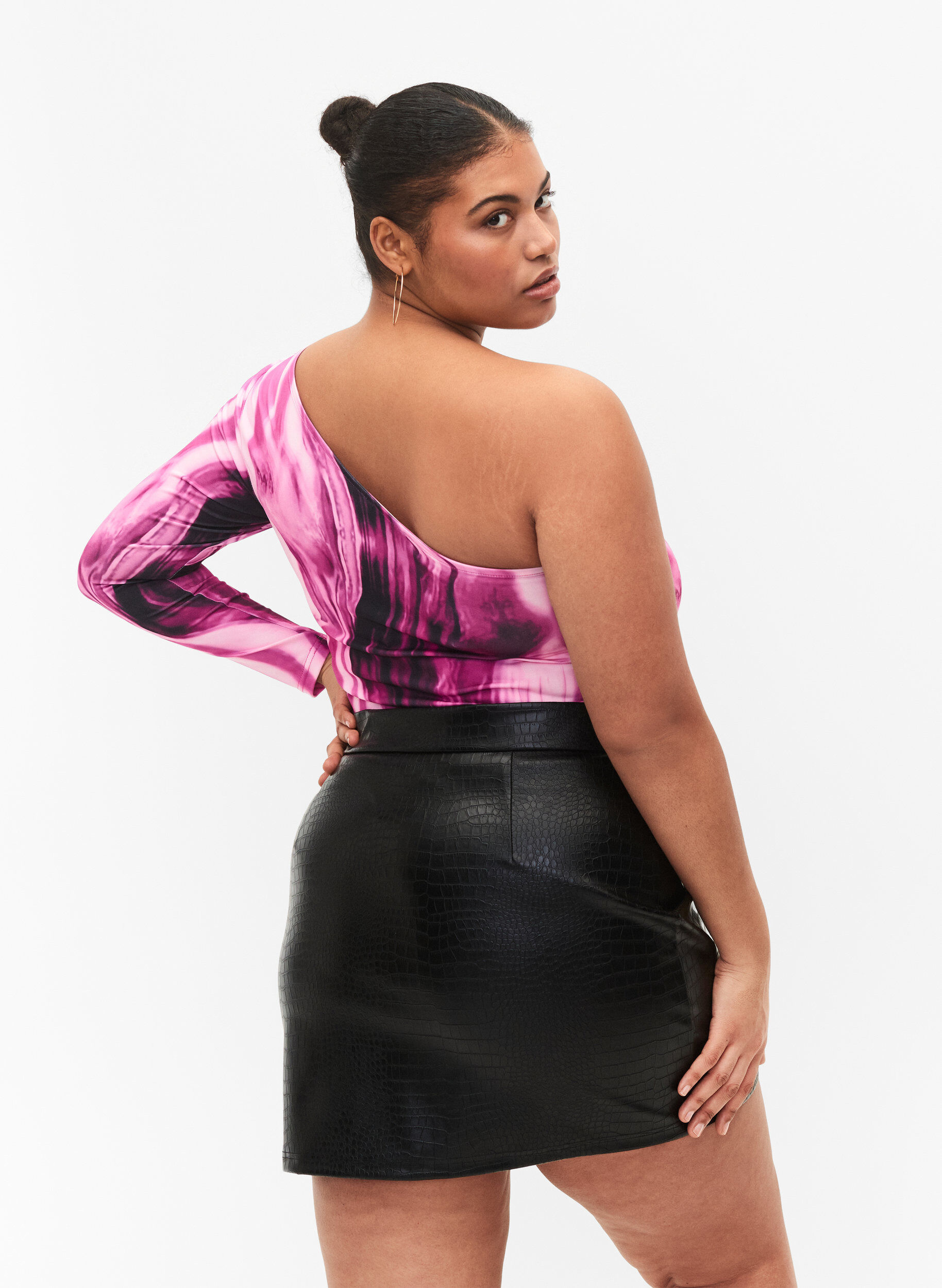 Zizzi Skj&oslash;rt av imitert skinn med dyrem&oslash;nster, Black, Model image number 1