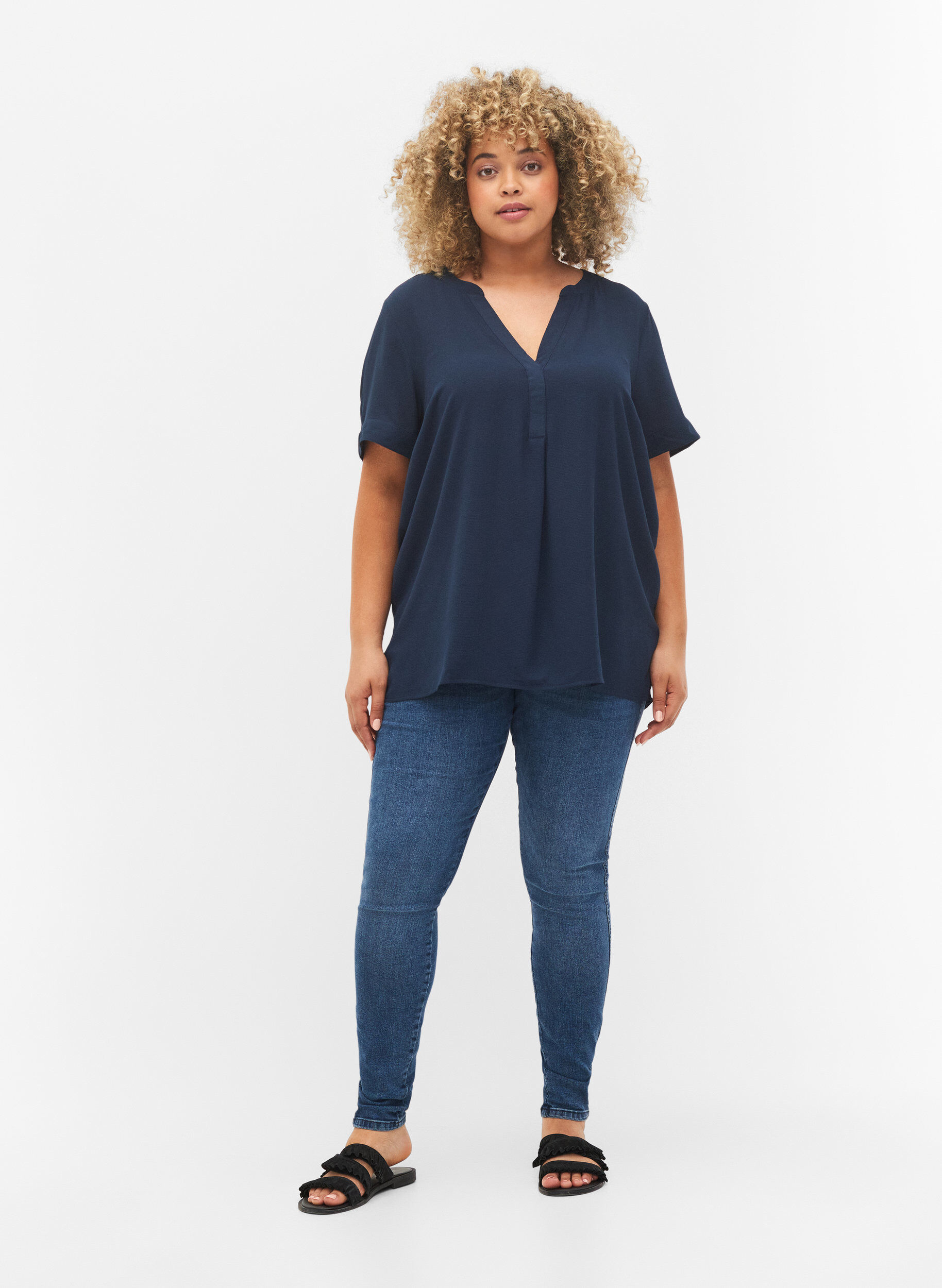 Zizzi Kortermet bluse med V-hals, Bl&aring;, Model image number 1