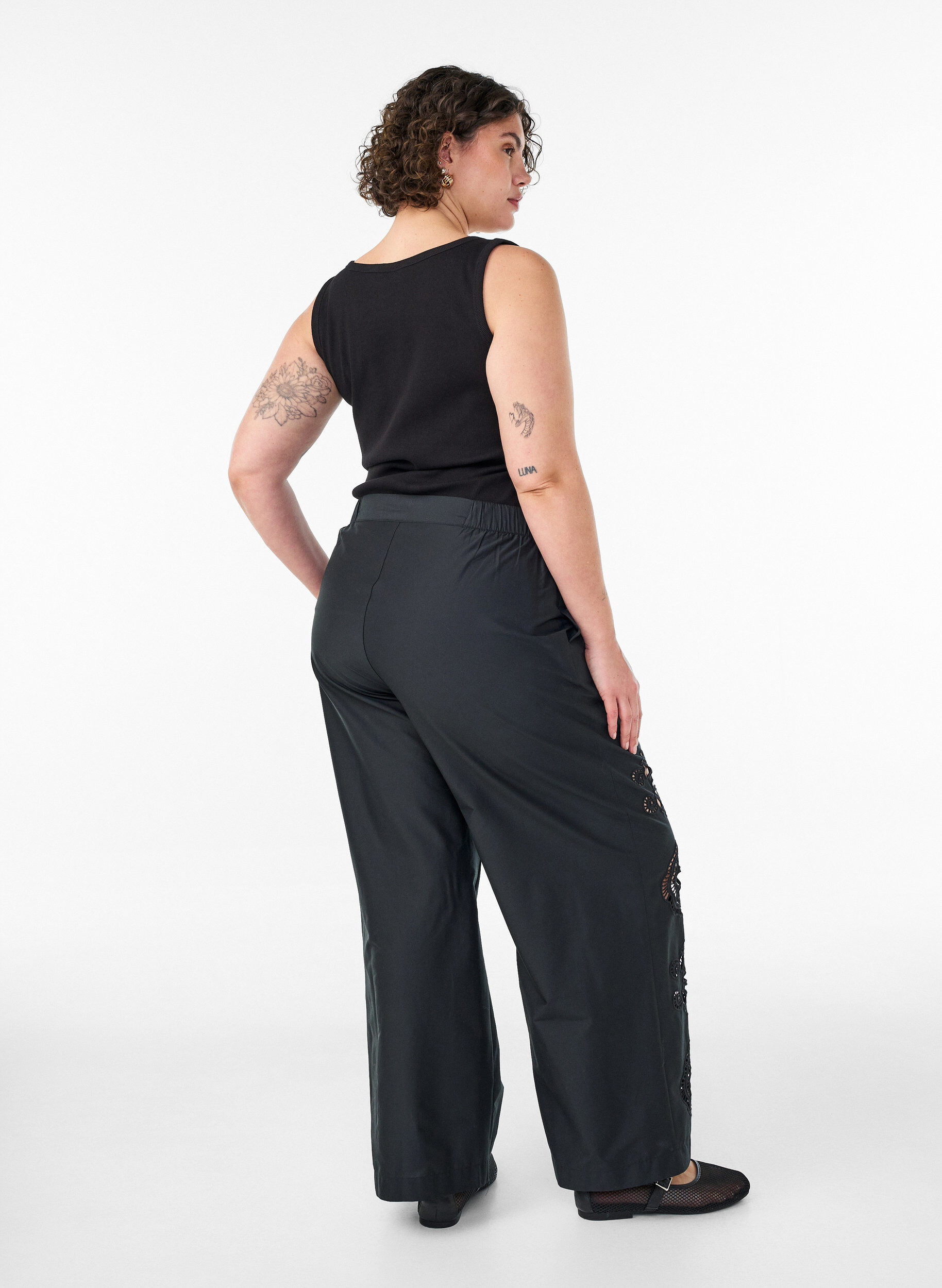 ZizziBomullsbukser med broderte utskj&aelig;ringer, Svart, Model image number 1