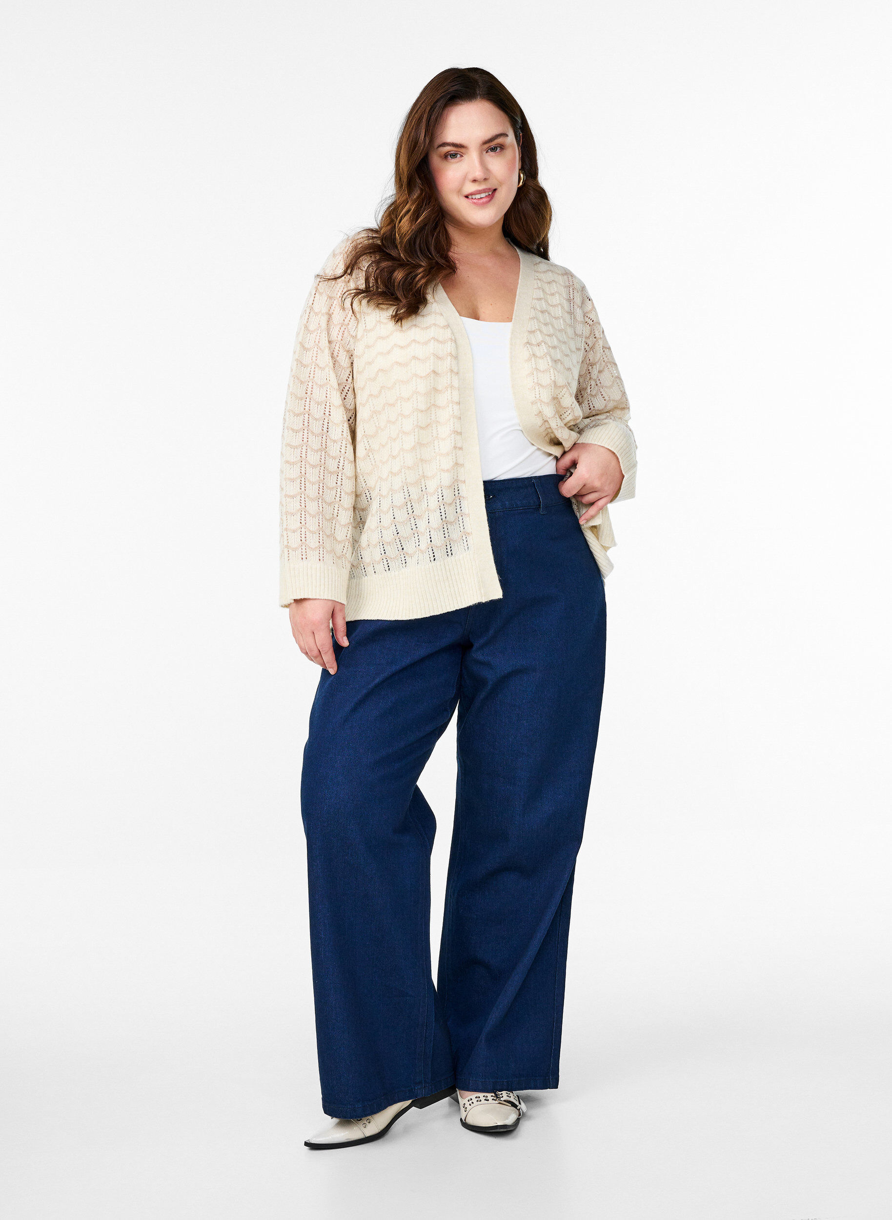 Zizzi Strikket cardigan med et &aring;pent m&oslash;nster og b&oslash;lgete linjer, Birch w. Simply T., Model image number 2