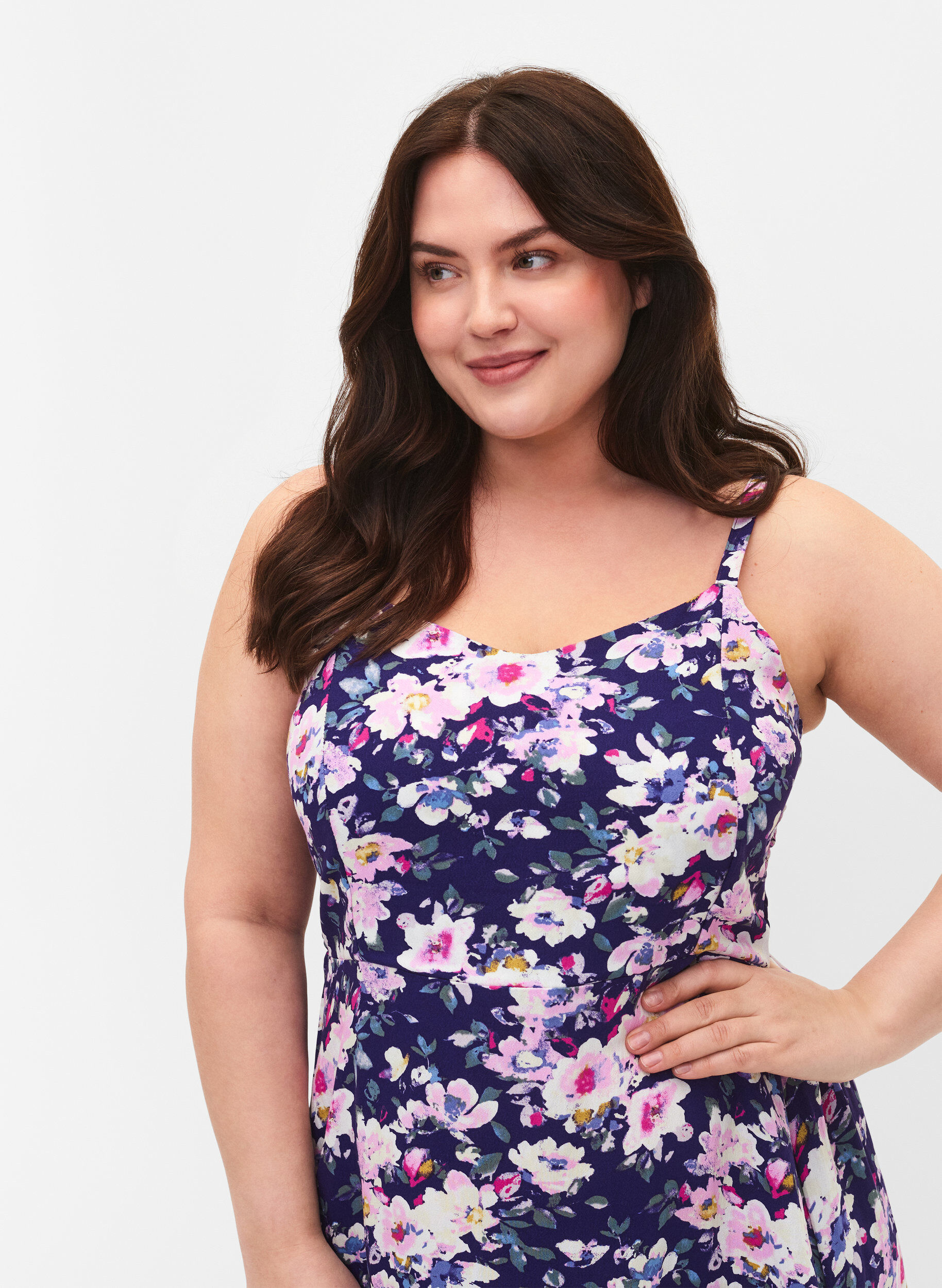 Zizzi Blomstrete kjole med stropper i viskose med smock, Blue Flower, Model image number 2