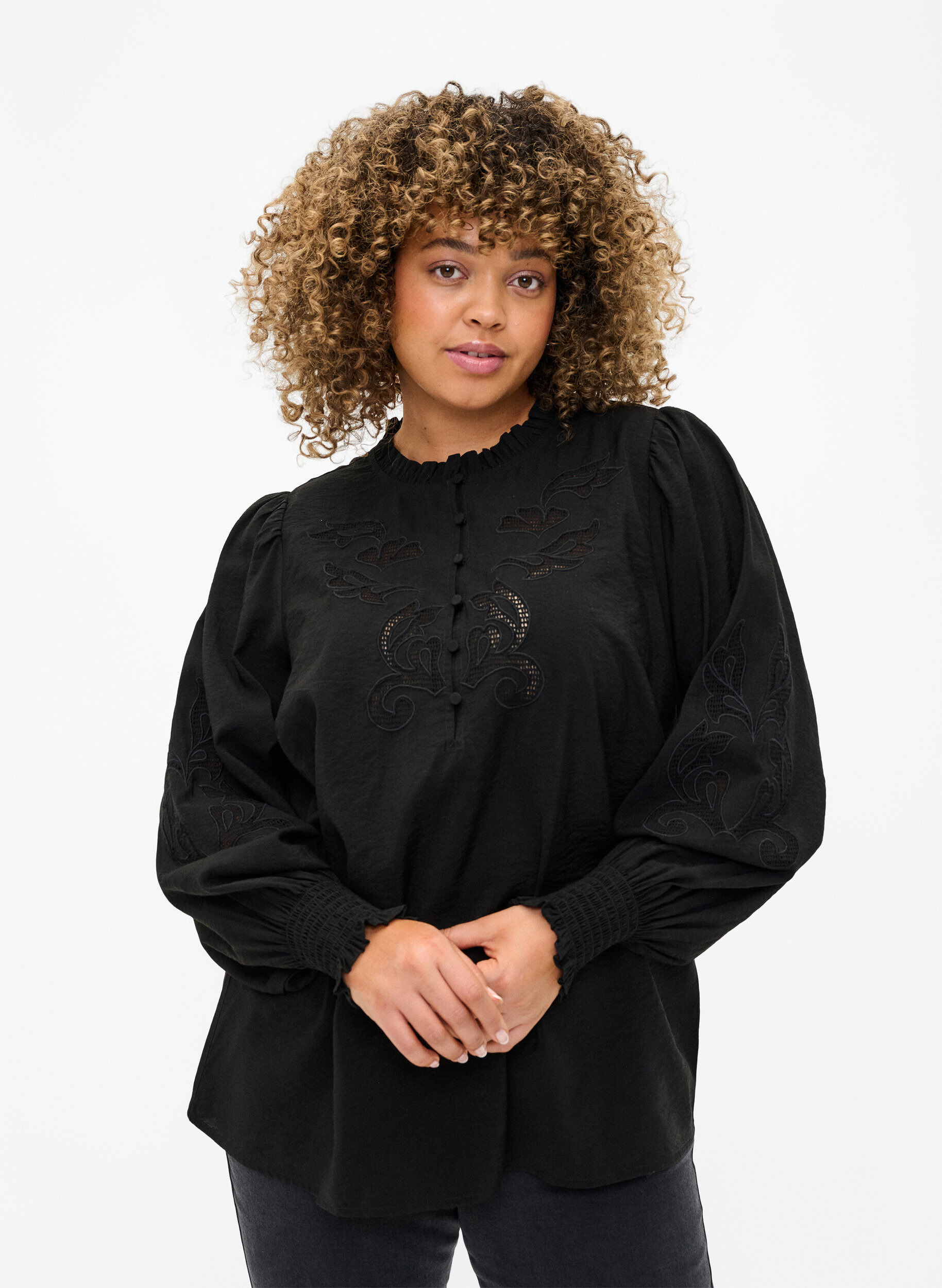 Zizzi Bluse med volanger og broderi anglaise, Black, Model image number 0
