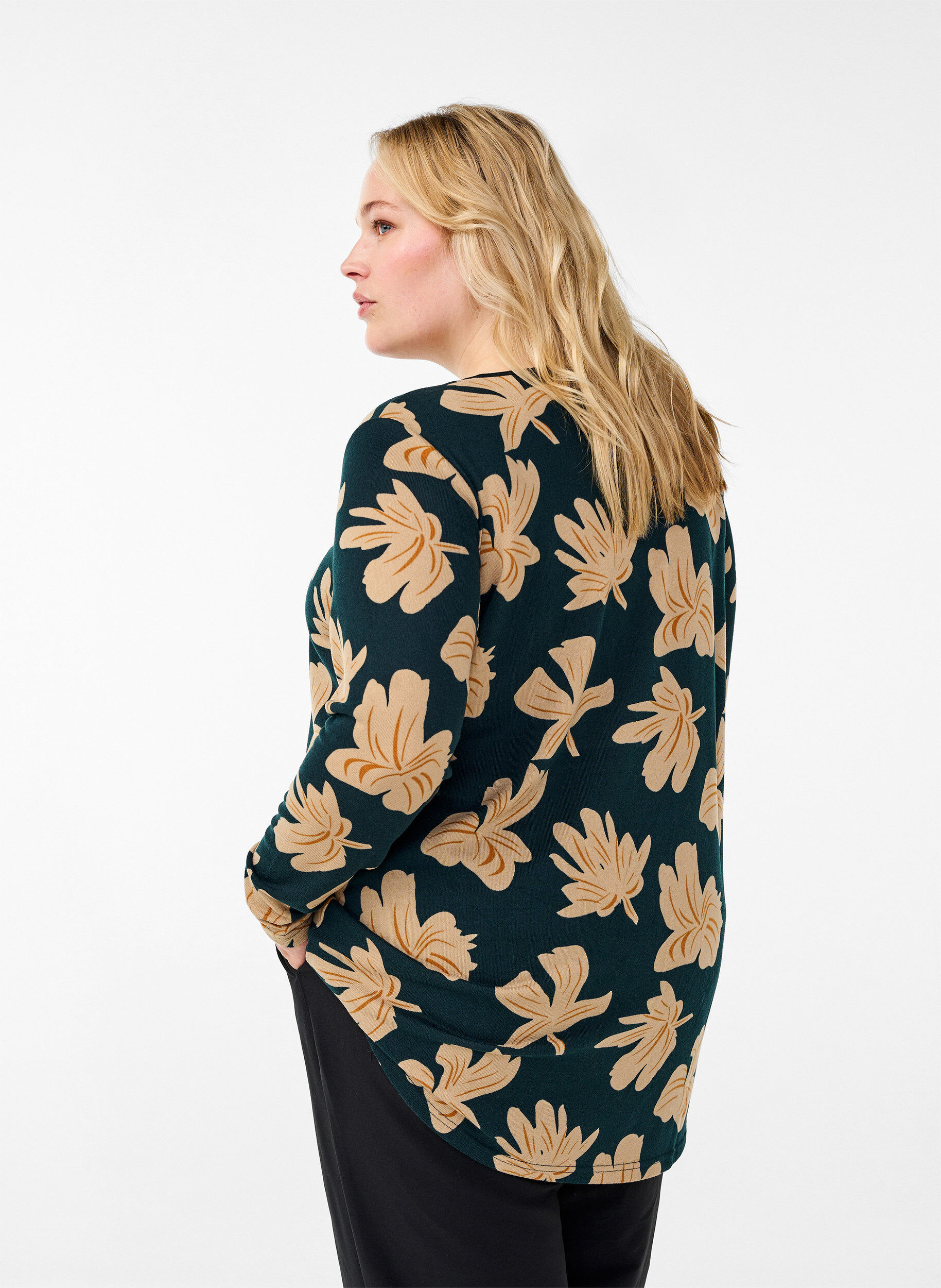 Zizzi Blomstret bluse med lange ermer, Gr&oslash;nn, Model image number 2