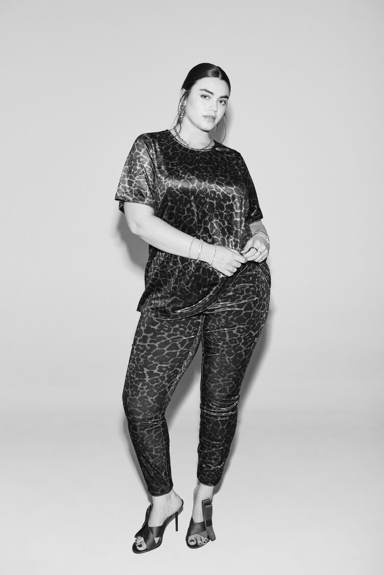 Brunt leopardvelour-sett , , Model