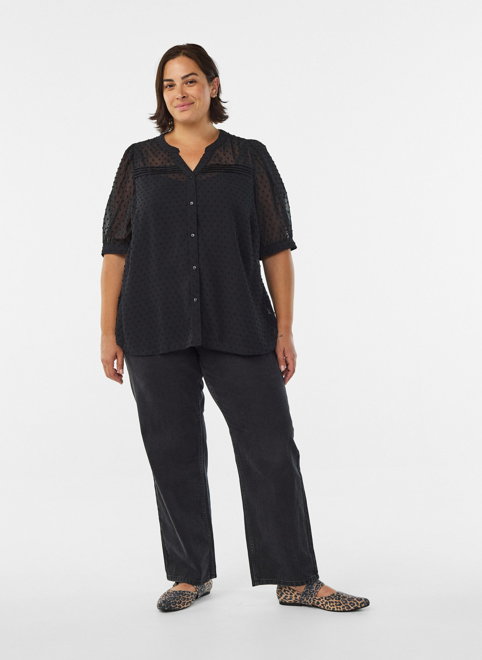 Zizzi Kortermet skjortebluse med prikket tekstur, Svart, Model image number 1