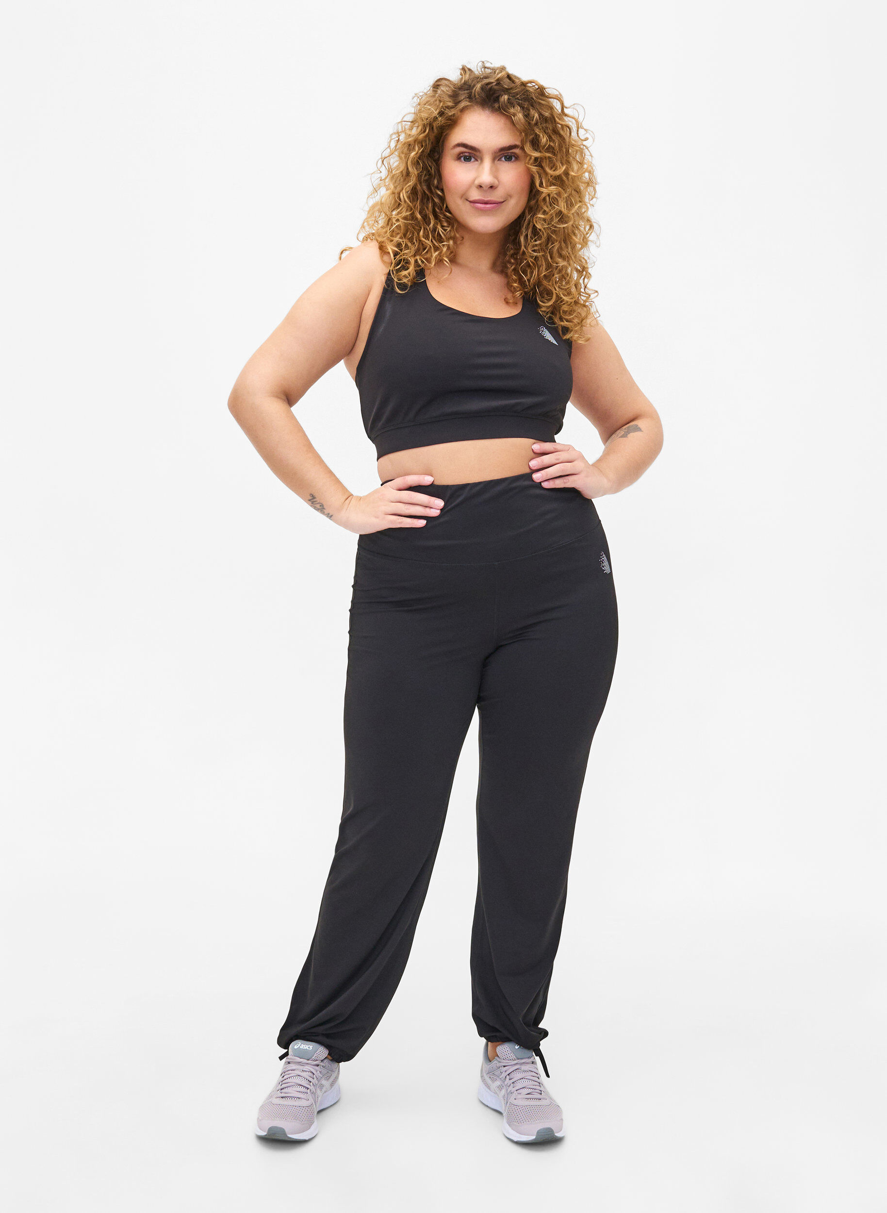 Zizzi Sports-bh med kryssdetaljer i ryggen, Black, Model image number 2