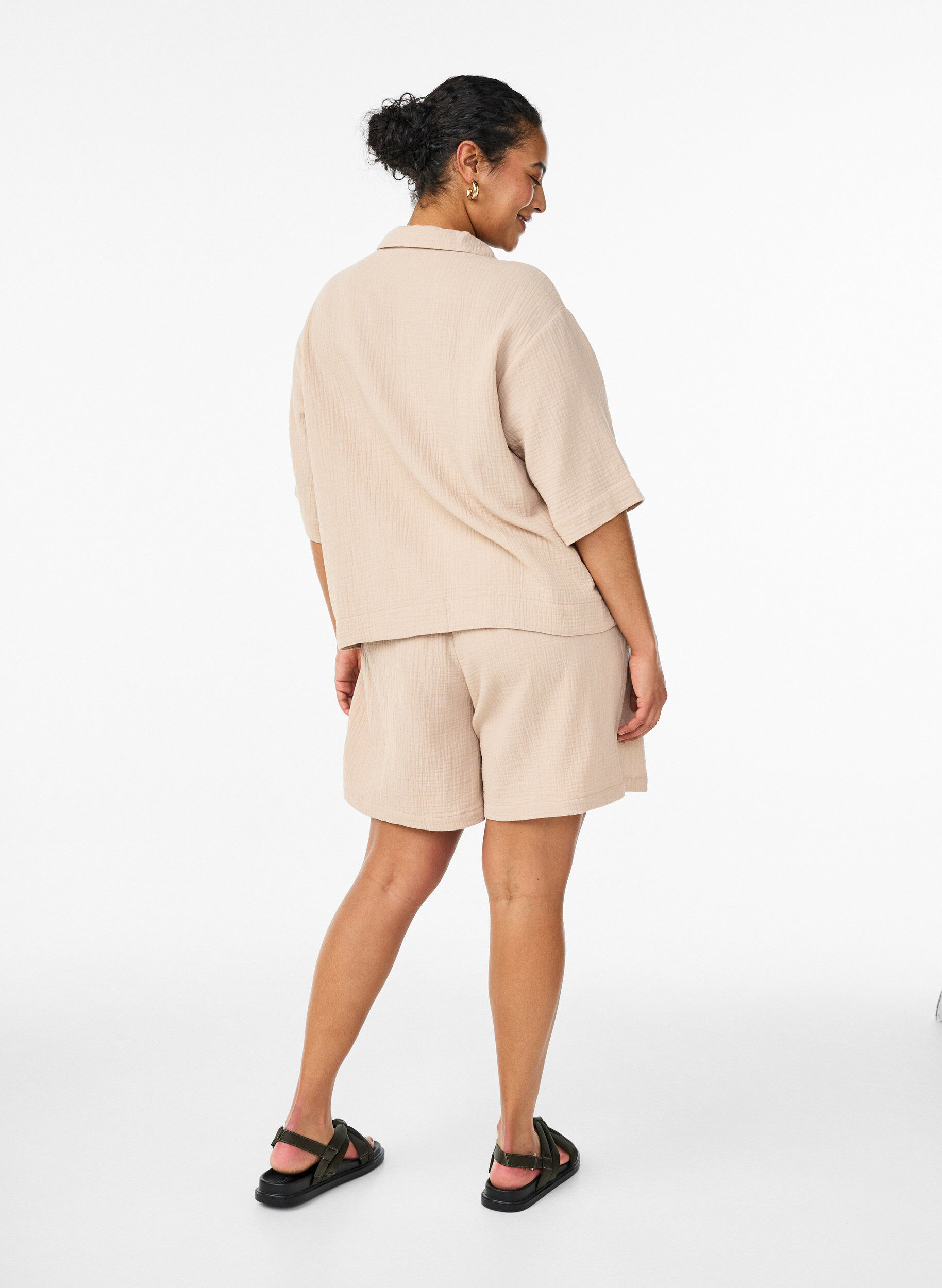 Zizzi Shorts i bomullsmusselin med h&oslash;y midje, Beige, Model image number 2