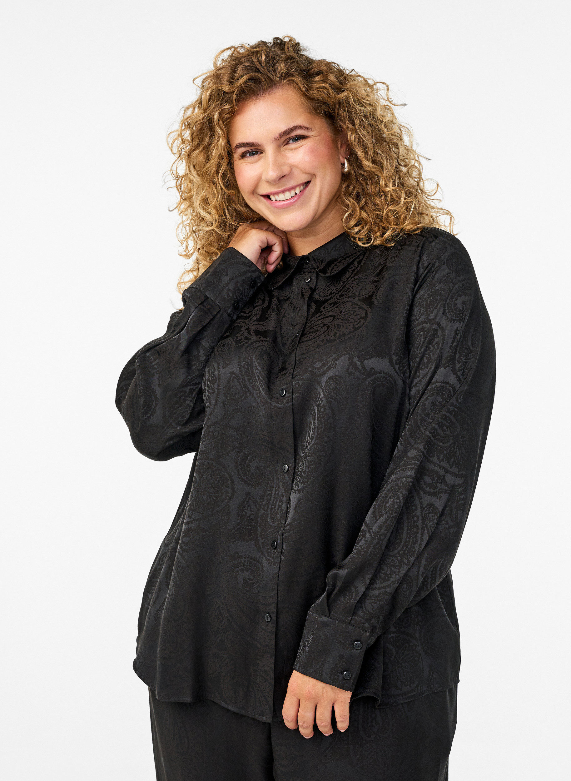 Skjorte med tone-i-tone paisleym&oslash;nster, Svart, Model