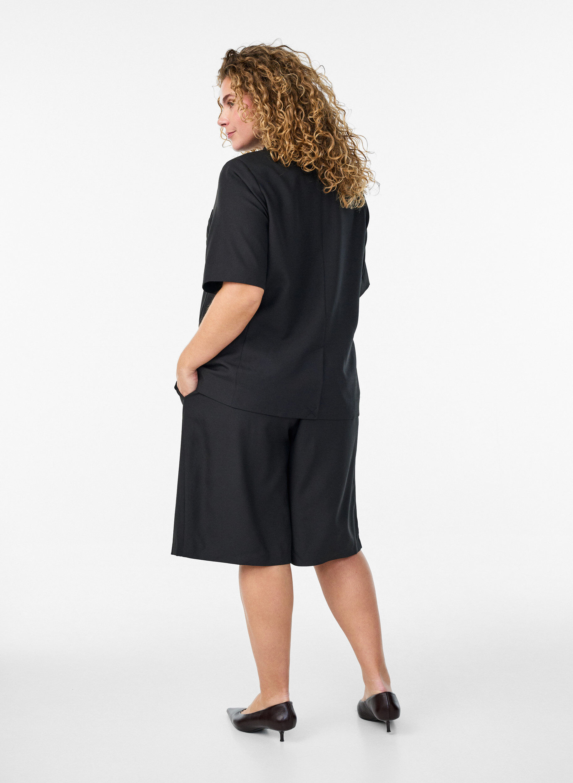 ZizziLoose fit Bermuda shorts med h&oslash;y midje, Svart, Model image number 2