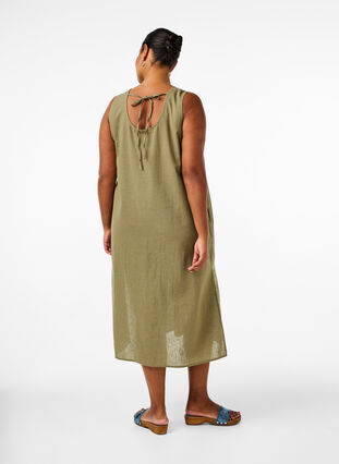 Zizzi Ermeløs kjole i bomullsblanding med lin, Deep Lichen Green, Model image number 1