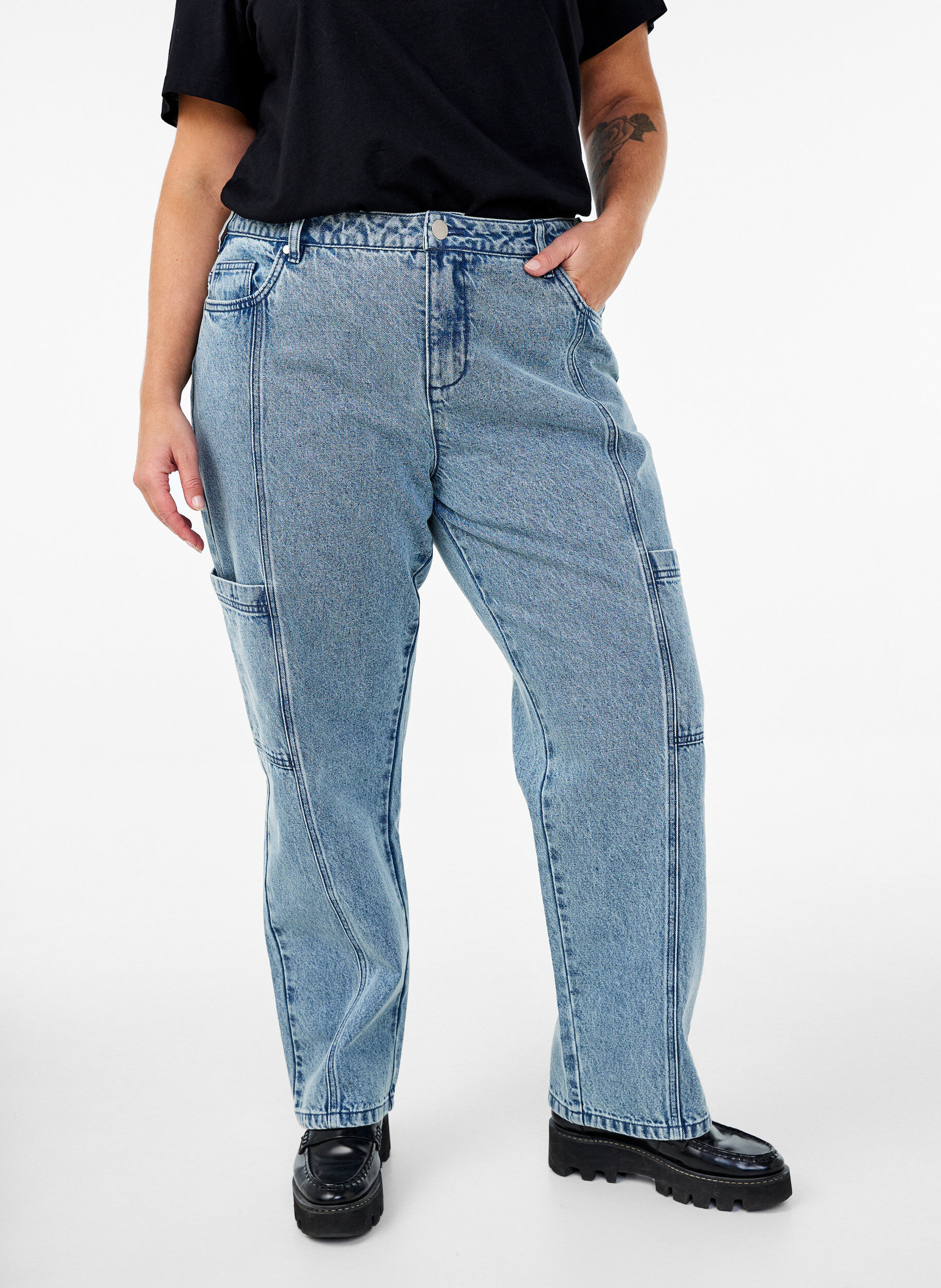 Zizzi Cargo jeans med h&oslash;y midje, Bl&aring;, Model image number 2