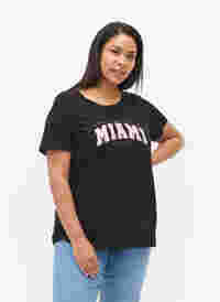 T-skjorte i bomull med mønsterdetalj, Black MIAMI, Model